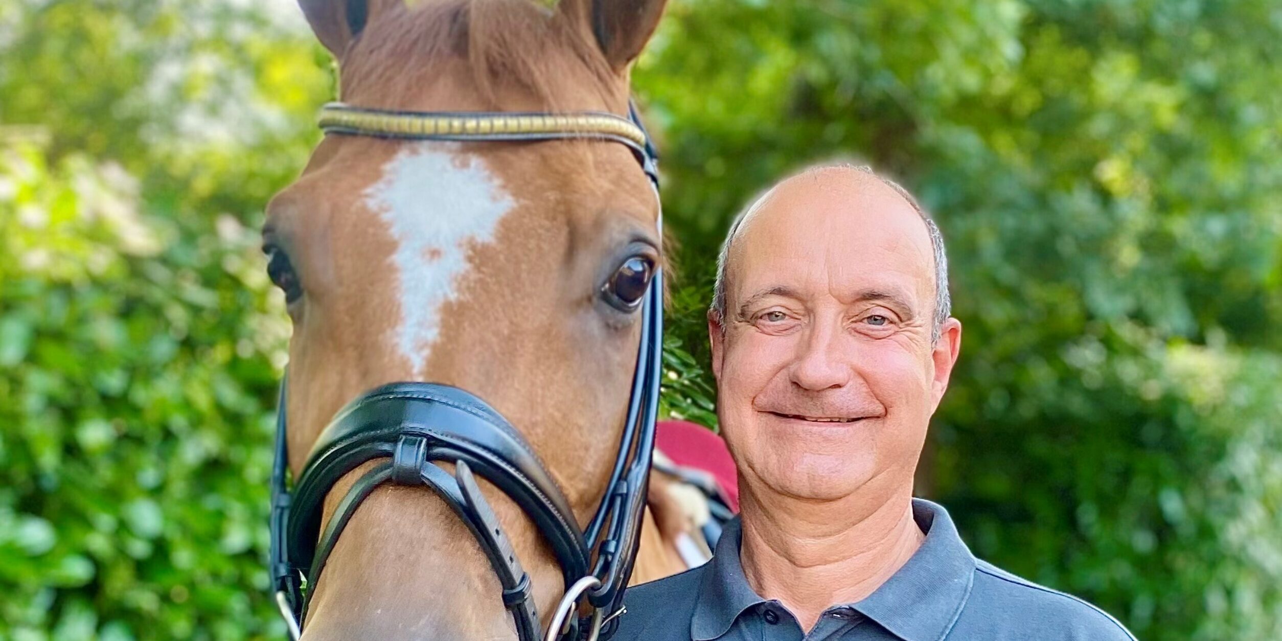 Herr Lange mit seinem besten Nachwuchs-Dressurpferd, dem 8-jährigen Fuchswallach Don Jeru