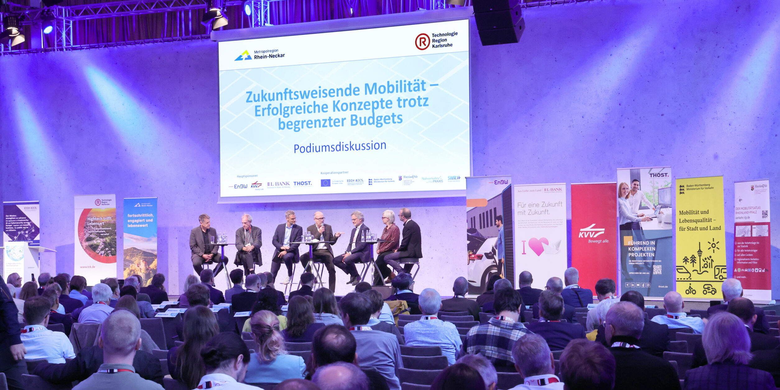 v.l.n.r: Bürgermeister Thomas Seidelmann, Stadt Neckarbischofsheim; Alexander Thewalt, Beigeordneter Stadt Ludwigshafen; Martin Besinger, SWR (Moderation); Oberbürgermeister Dr. Dominik Geißler, Stadt Landau; Oberbürgermeister Dr. Frank Mentrup, Stadt Karlsruhe; Frauke Burgdorff, Stadtbaurätin Stadt Aachen; Bürgermeister Joël Steffen, Stadt Straßburg