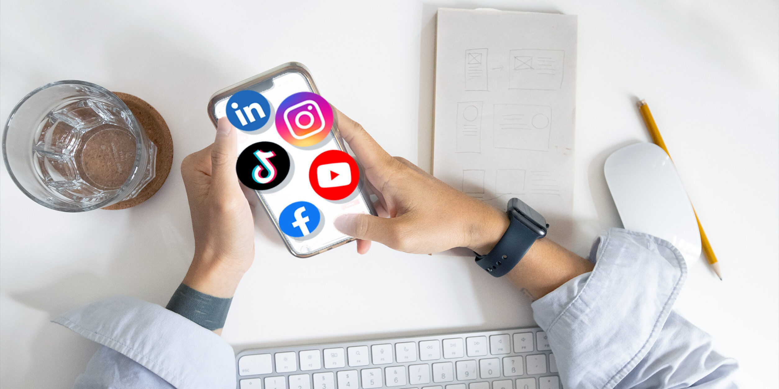 Icons und Logos von Social Media Plattformen auf einem Handy am Arbeitsplatz