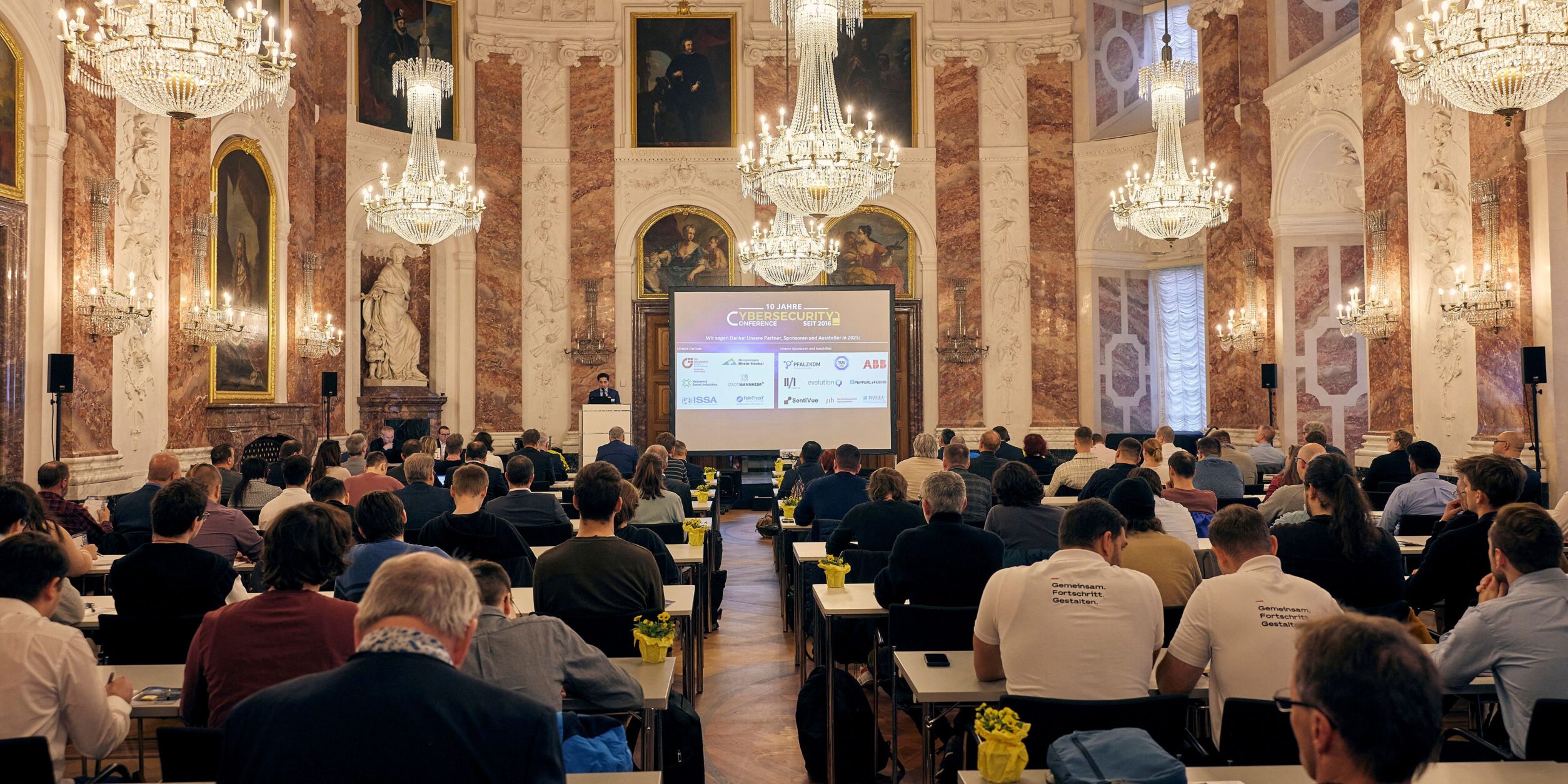 Blick auf die sitzenden Teilnehmer im Rittersaal Saal