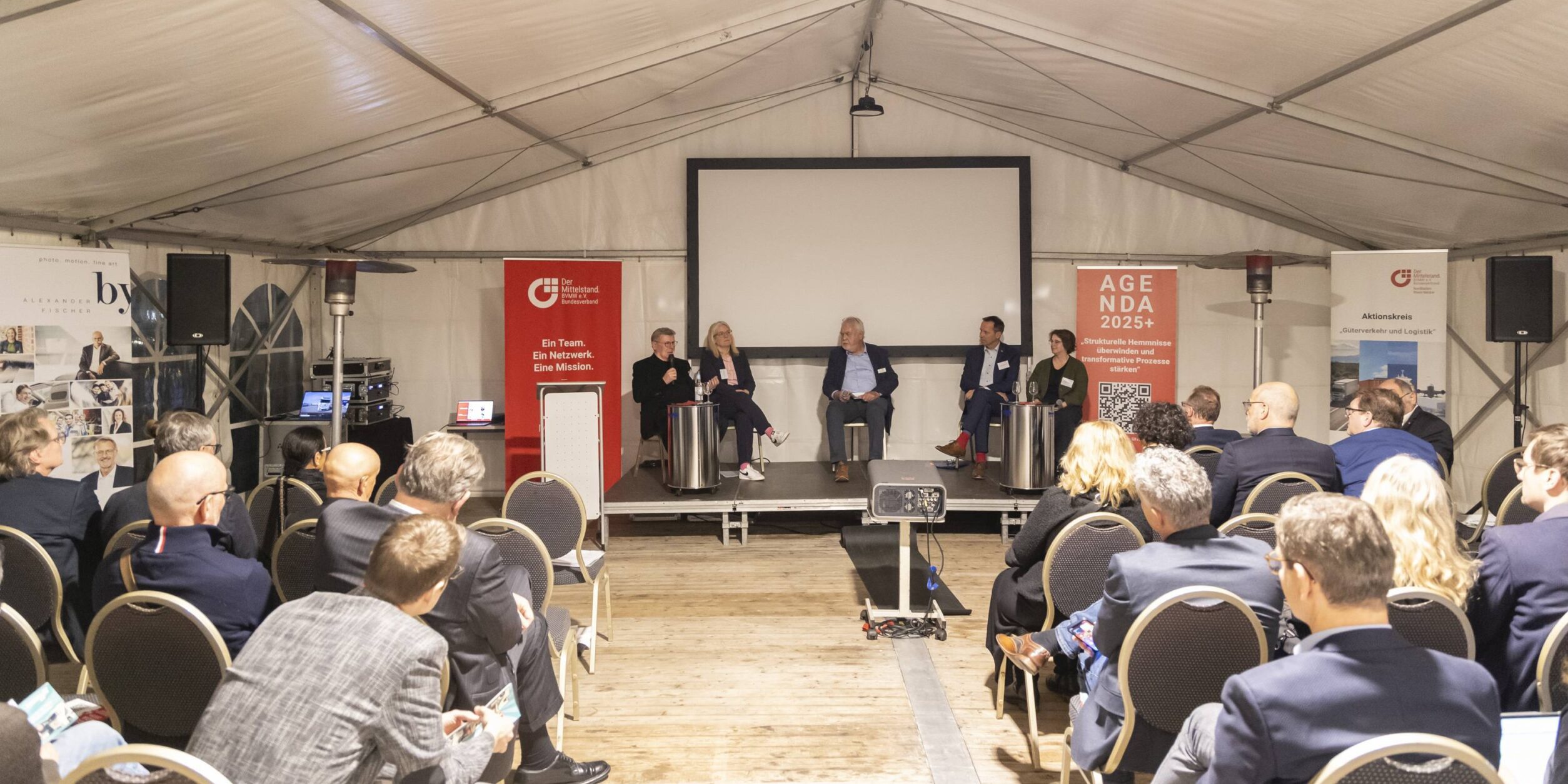 Blich der Teilnehmer zur Bühne auf die Talkrunde