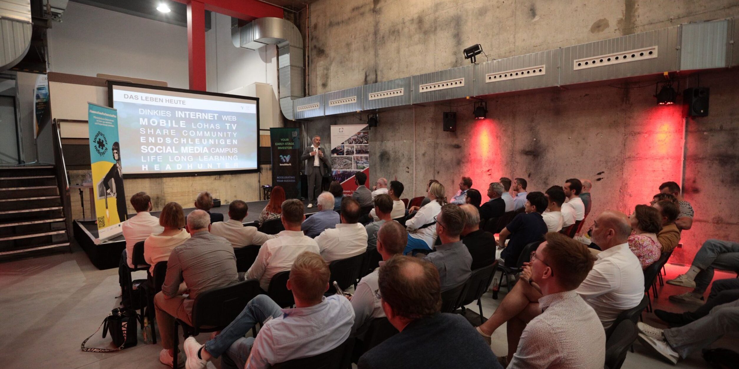 Bild von der Bühne und dem Publikum