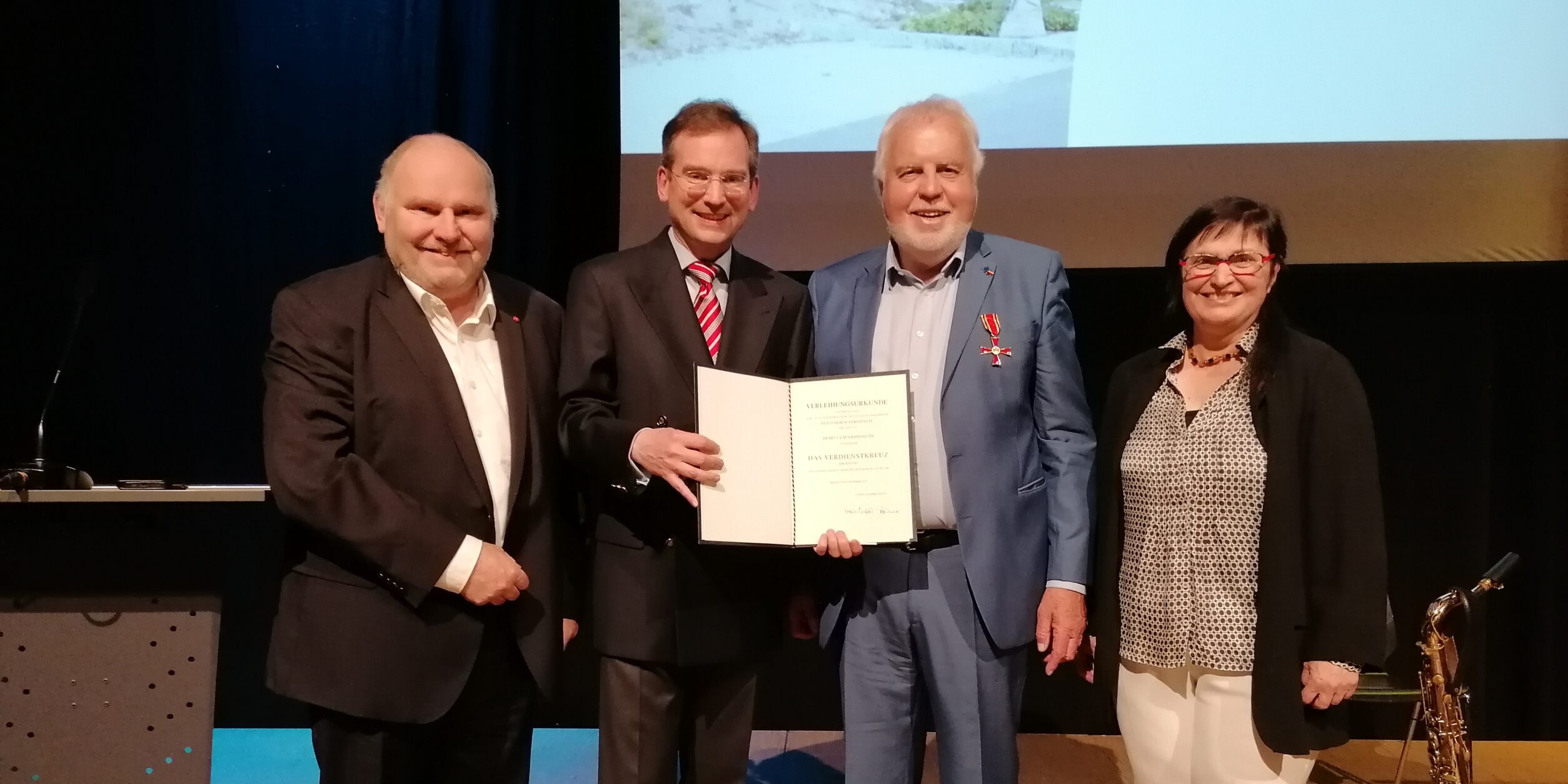 Gruppenbild bei Verleihung des Bundesverdienstkreuz