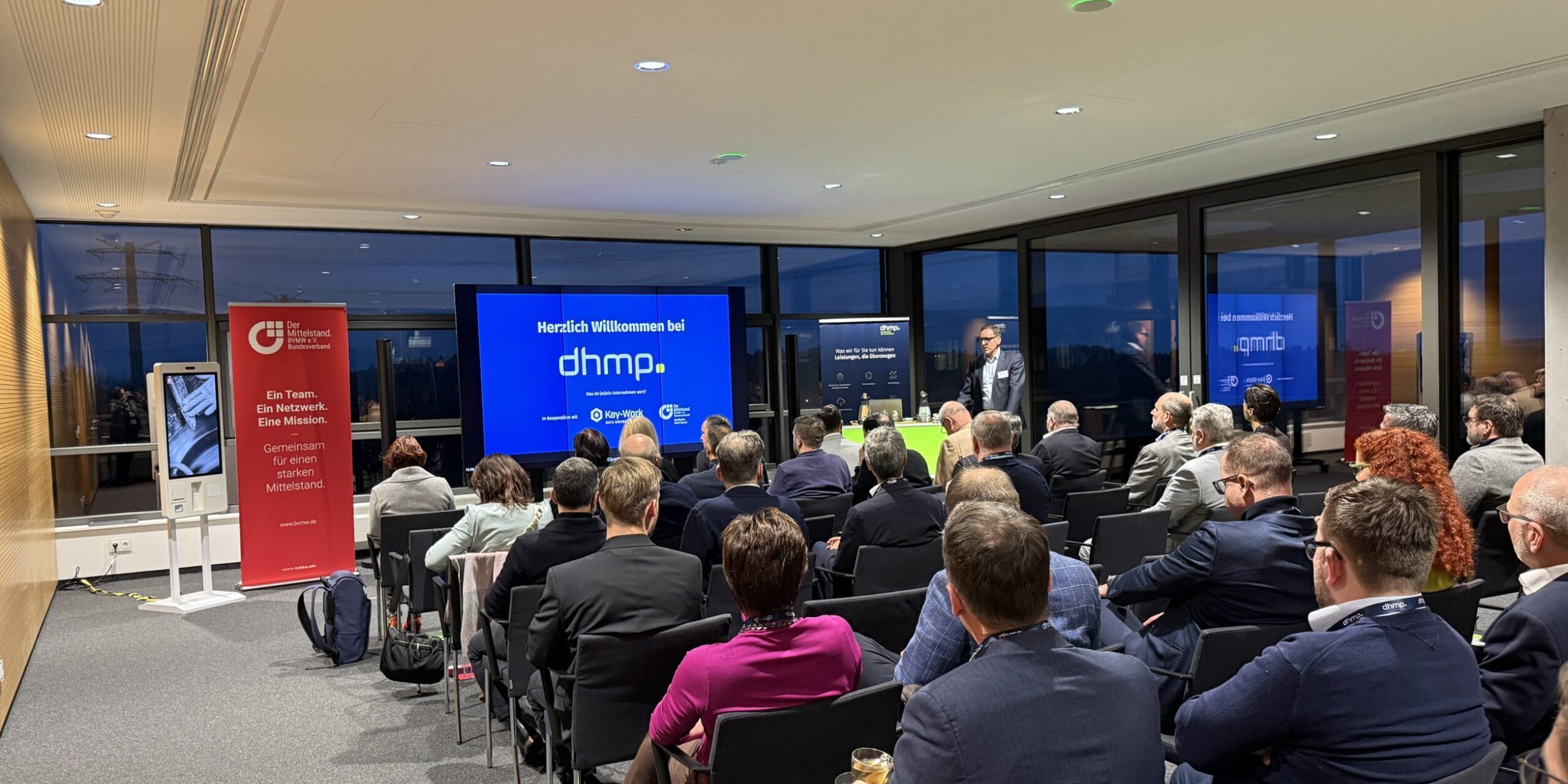 Blick der Teilnehmer zur Präsentation