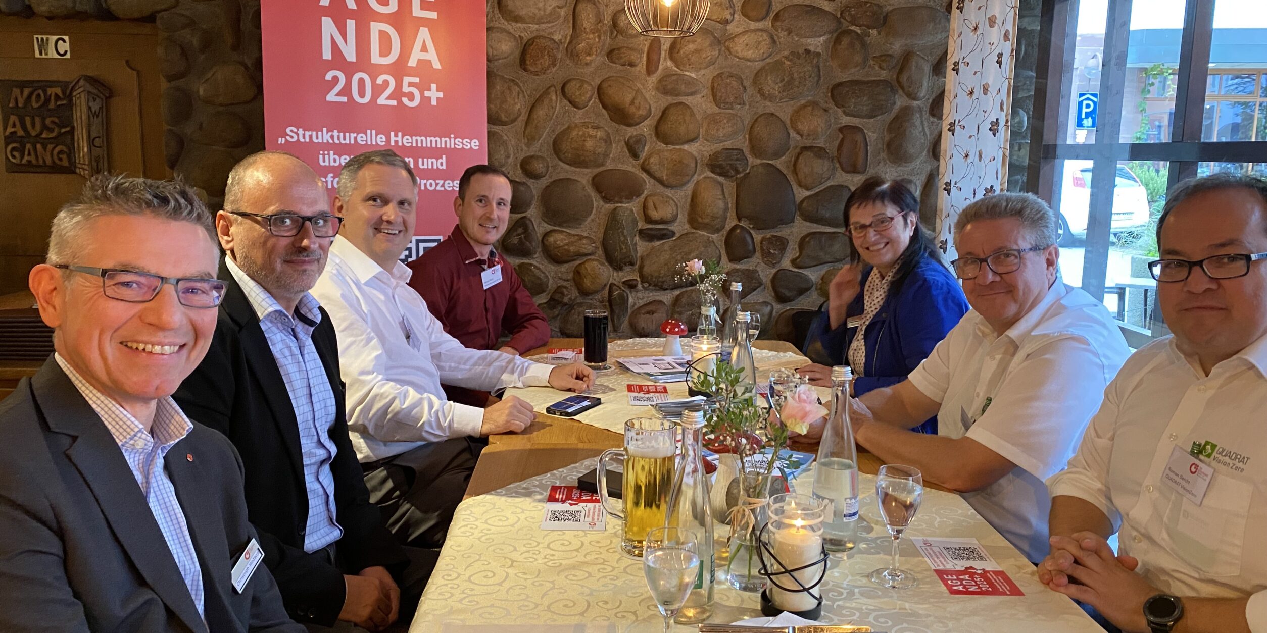 Teilnehmer des Netzwerkabends posieren für ein Bild