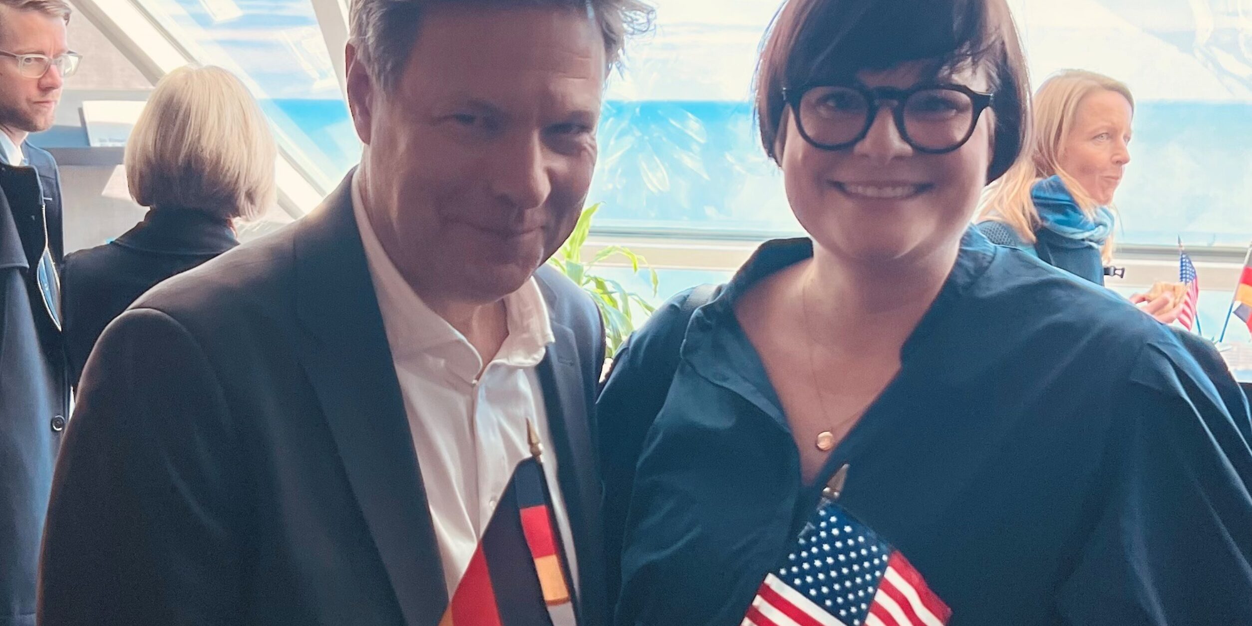 Geschäftsführerin und Habek auf einem Bild