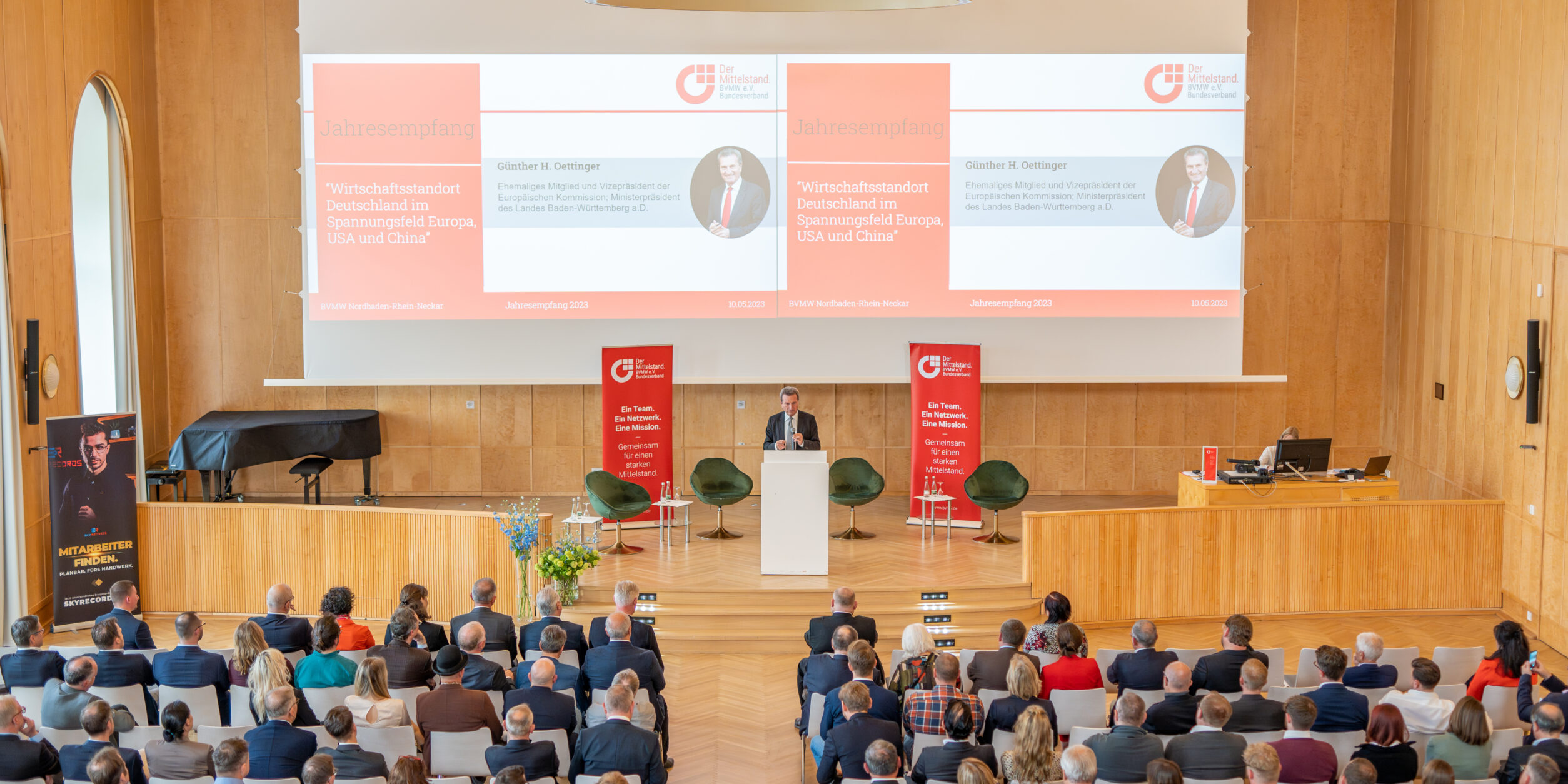 Oettinger redet vor Publikum