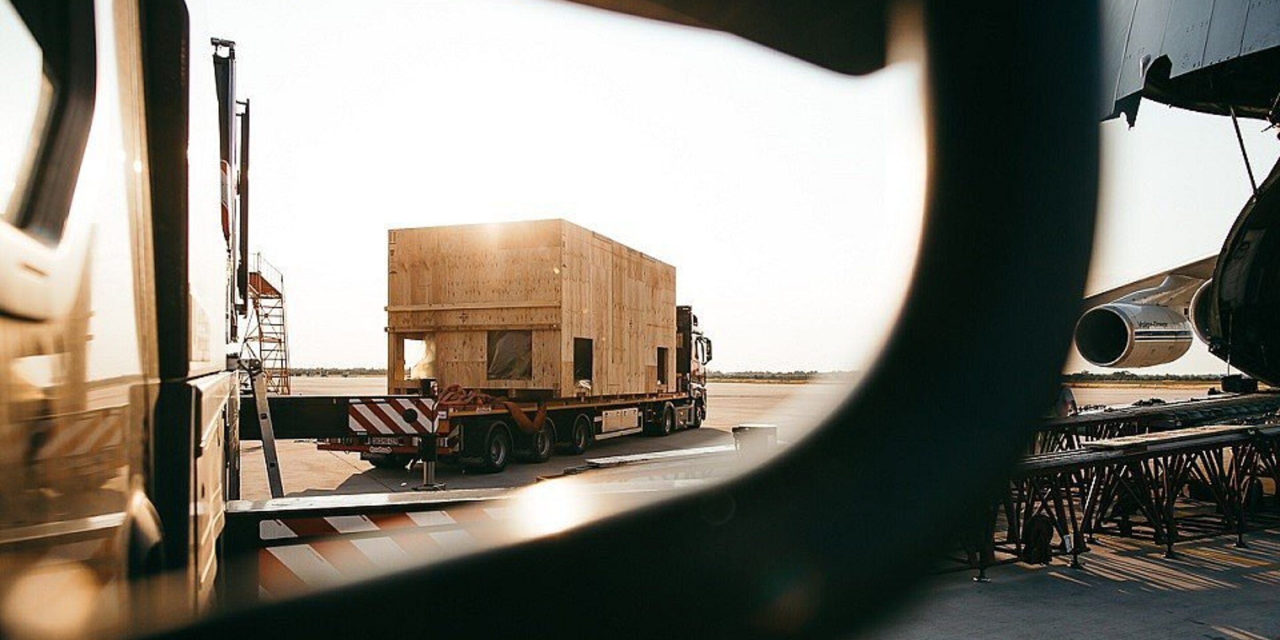 Lastwagen auf Flughafenlandebahn