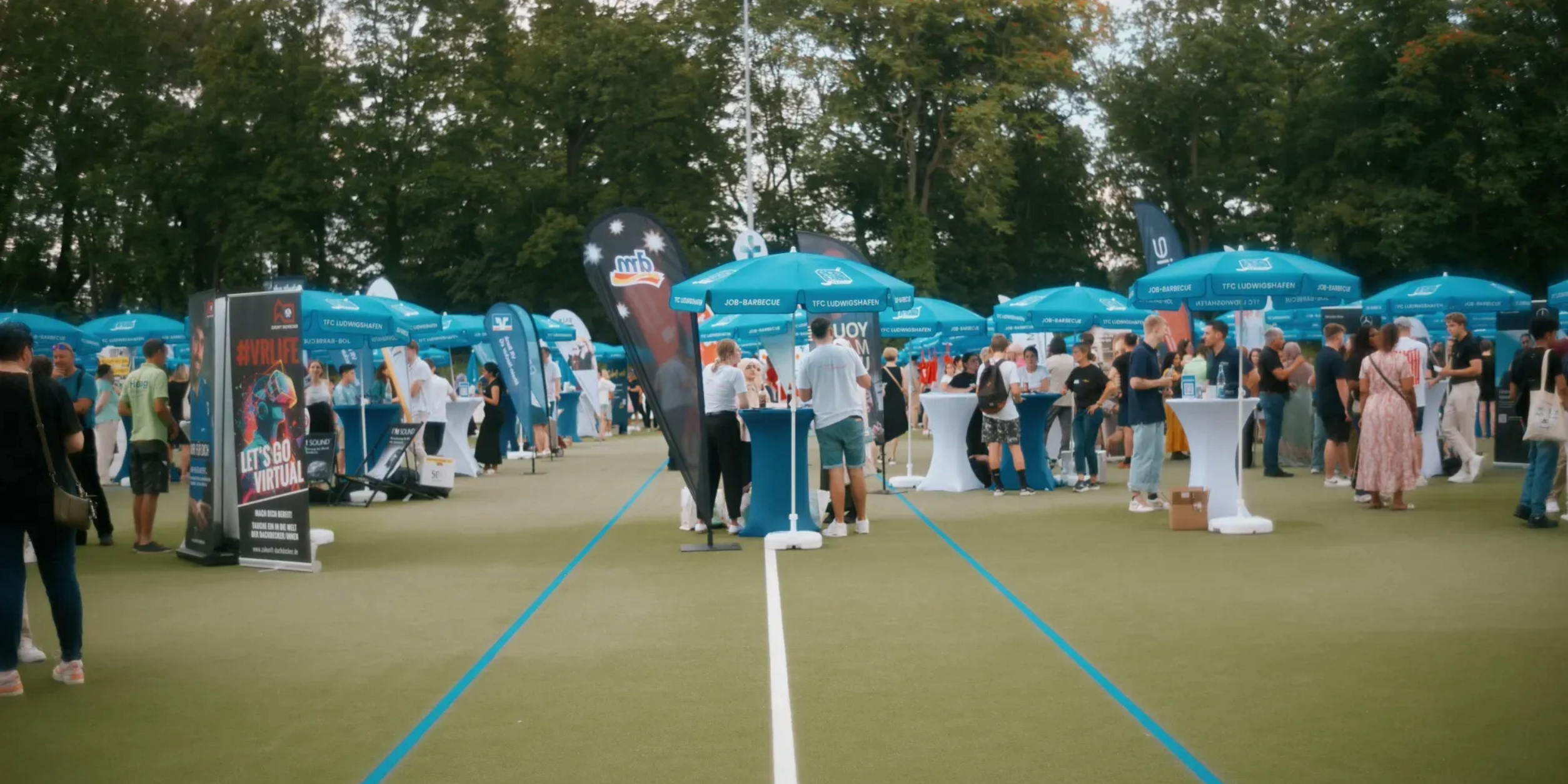 Blick auf die Messestände auf dem Sportplatz