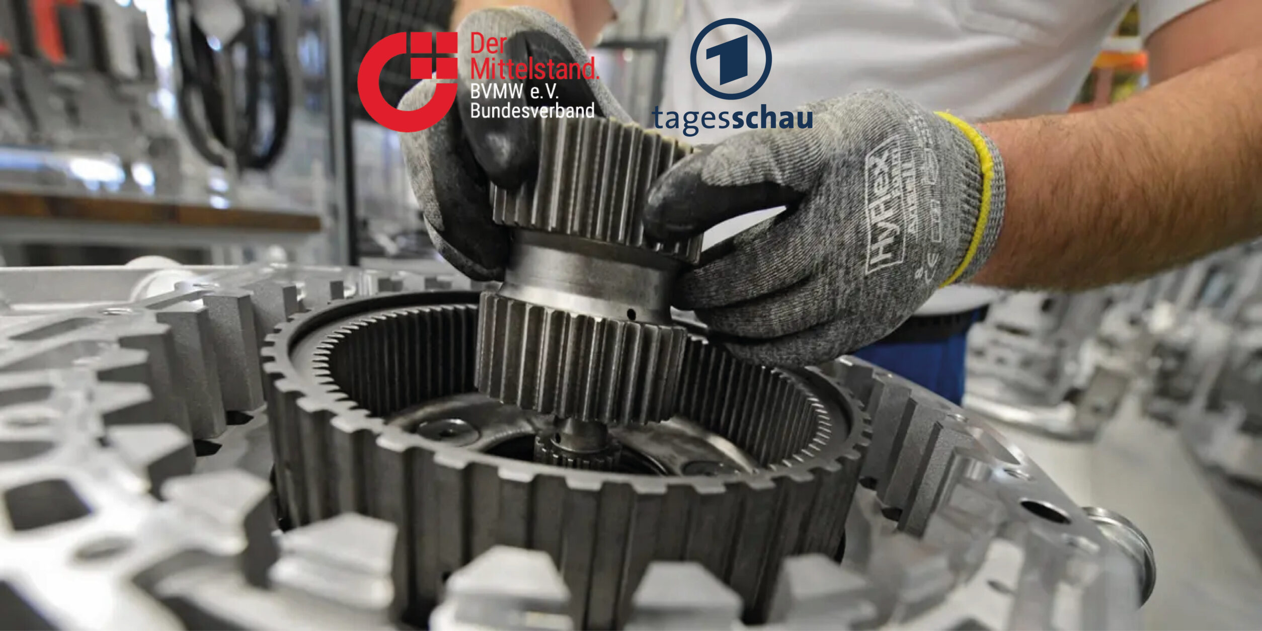 Arbeiter baut Getriebe ein