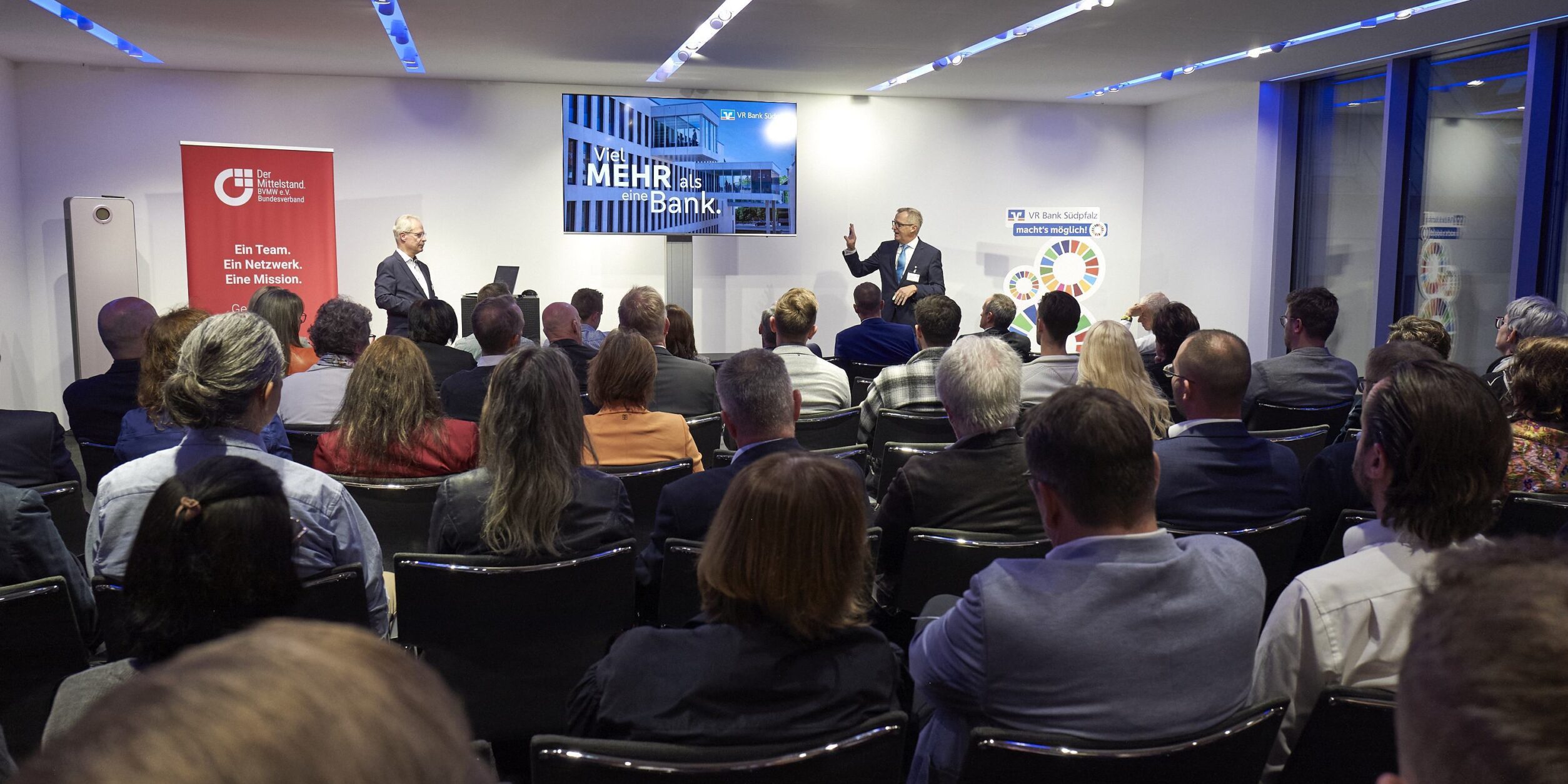 Blick des Publikums richtung Vortrag