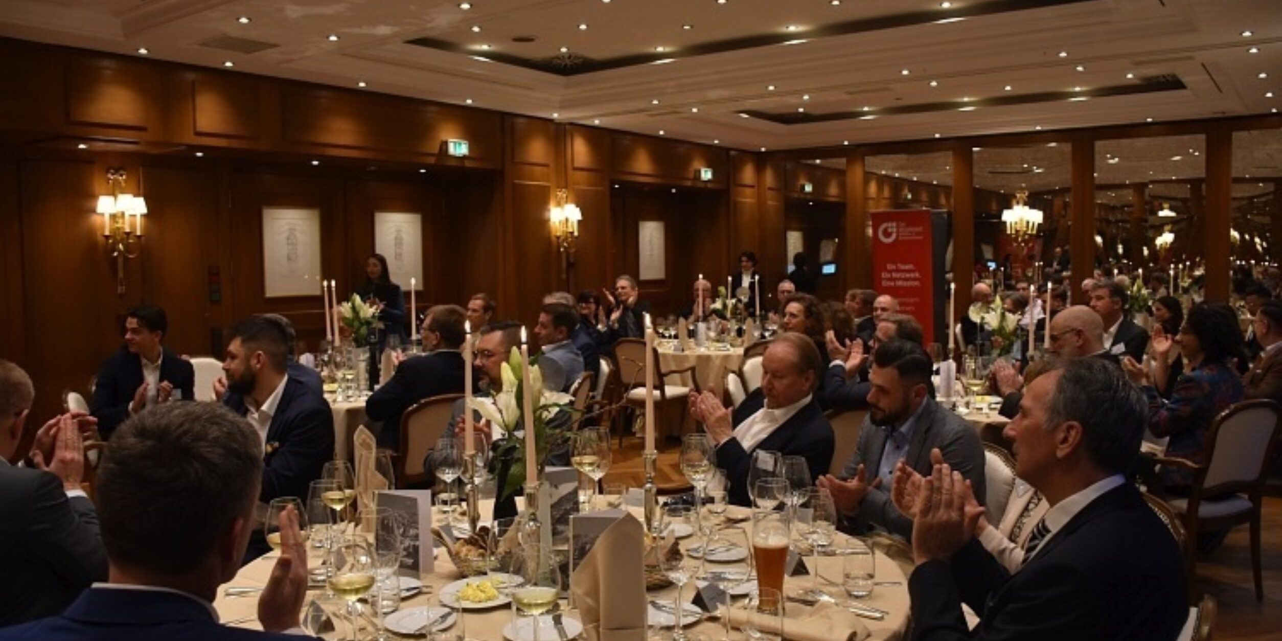 Titelbild mit Blick in den Raum