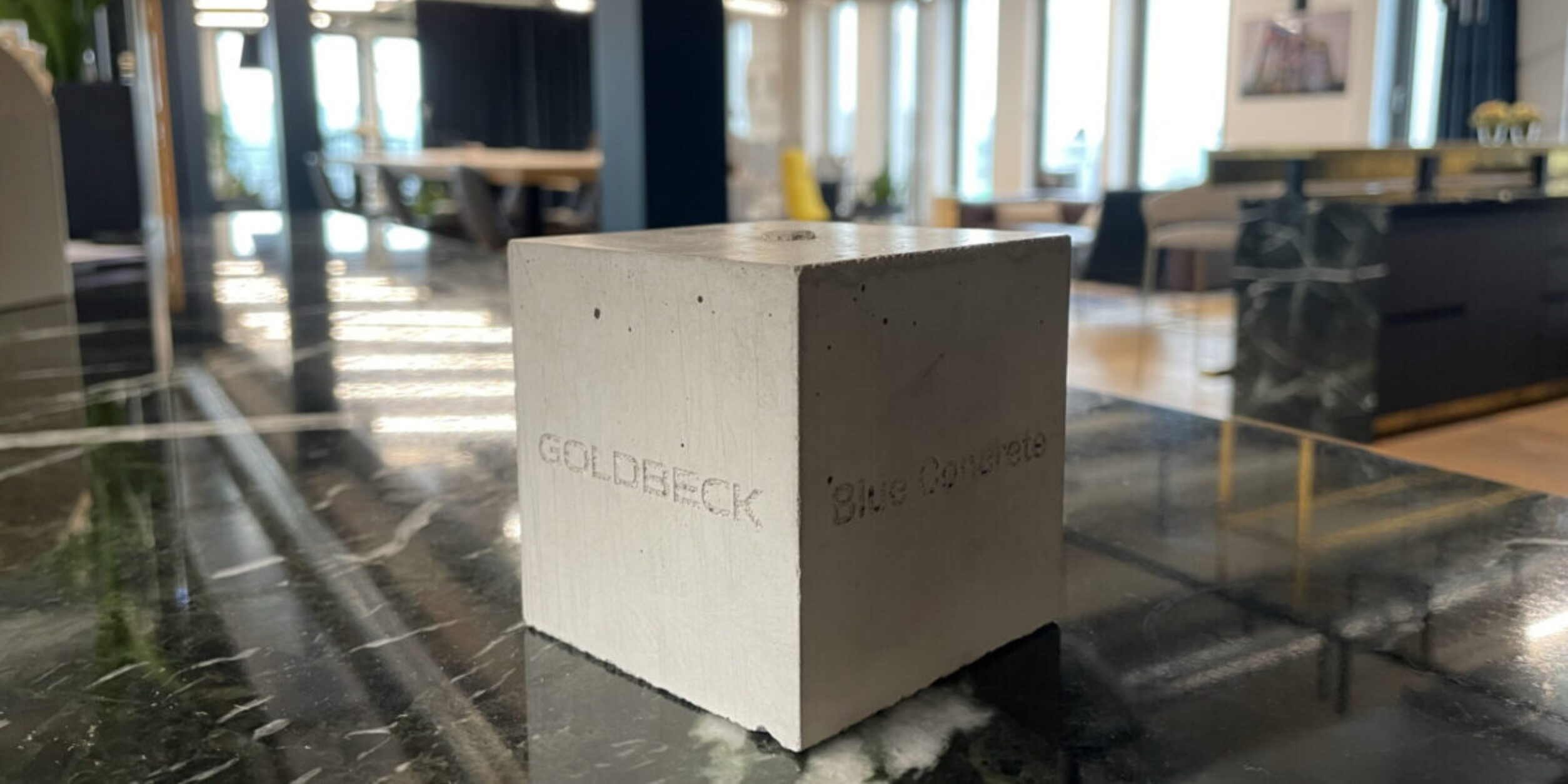 Blick auf einen Betonklotz