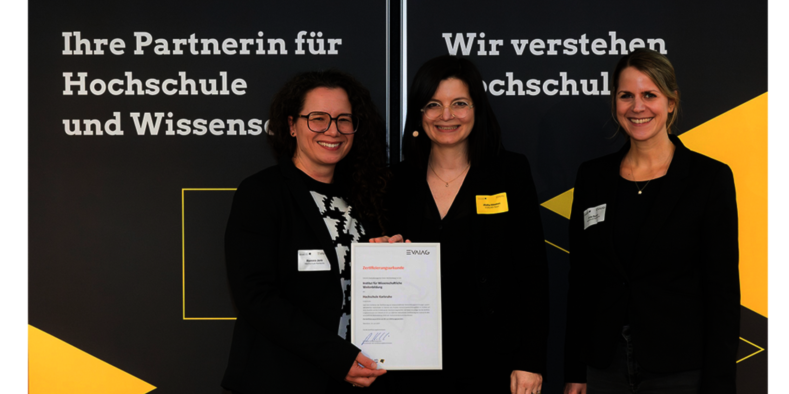 Romina Junk und Dr. Julia Durau nahmen die Urkunde für das IWW von Dr. Aletta Hinsken, Stiftungsvorständin der EVALAG, entgegen.