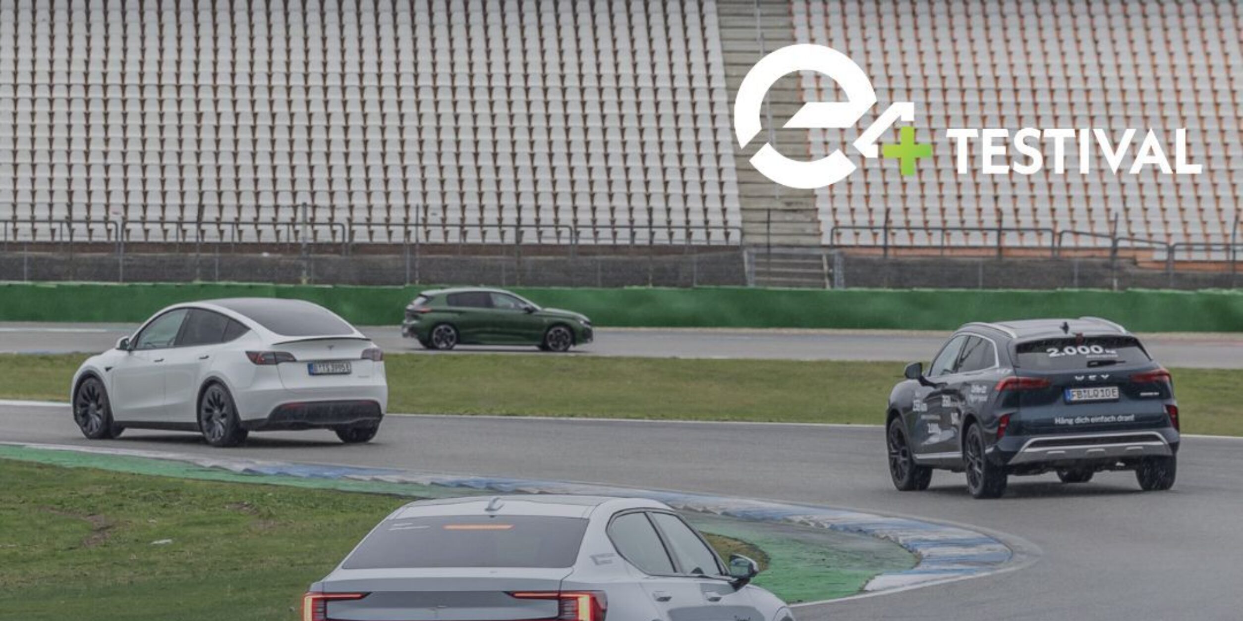 Autos bei Testfahrt auf dem Hockenheimring