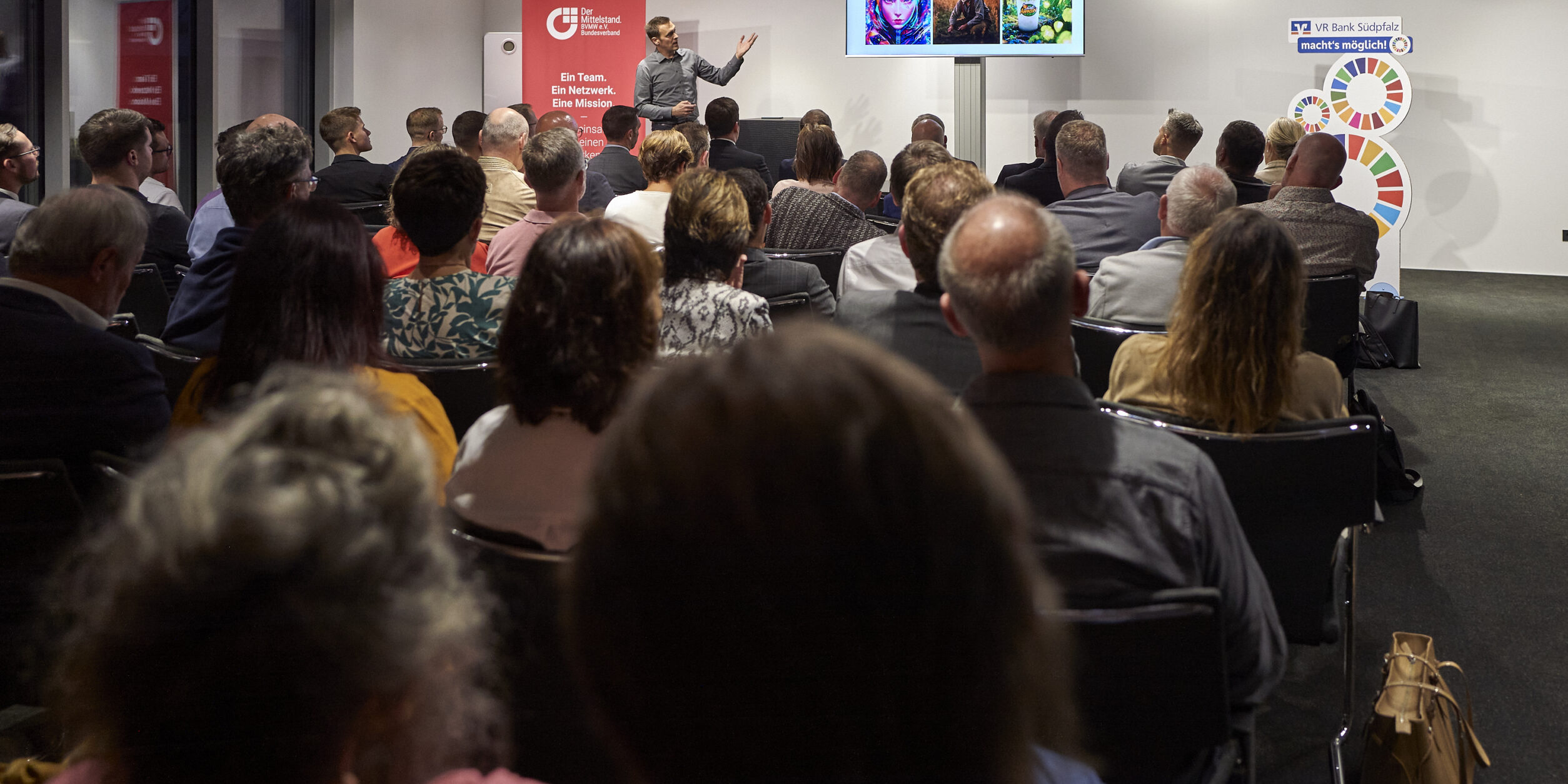 Blick vom Publikum zur Bühne