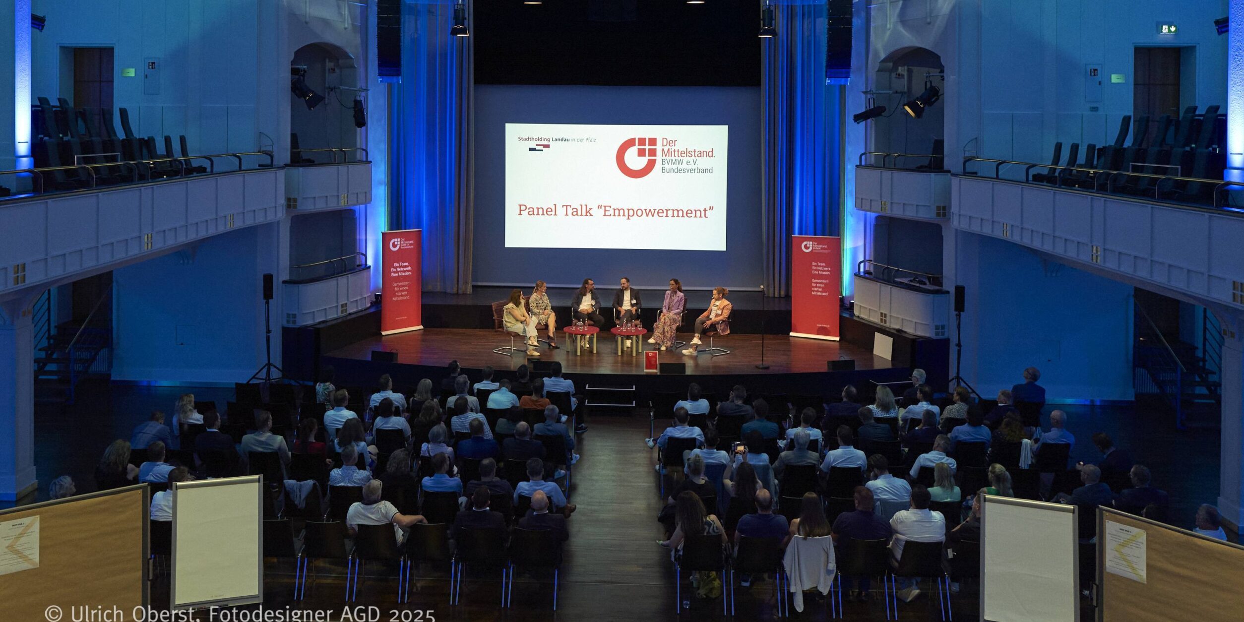 Blick über die Teilnehmer auf die Bühne zum Paneltalk