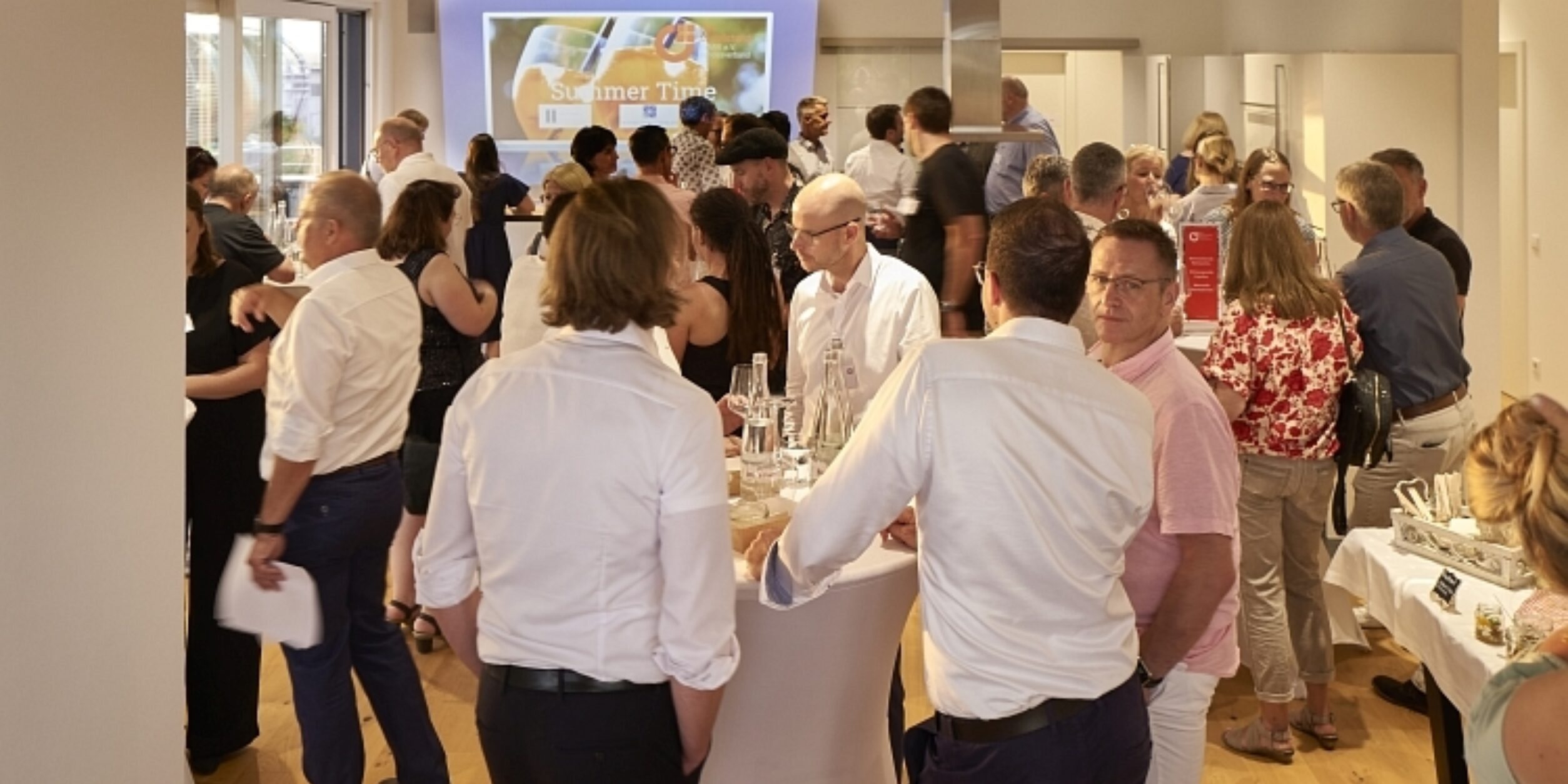 Titelbild Networking beim Event