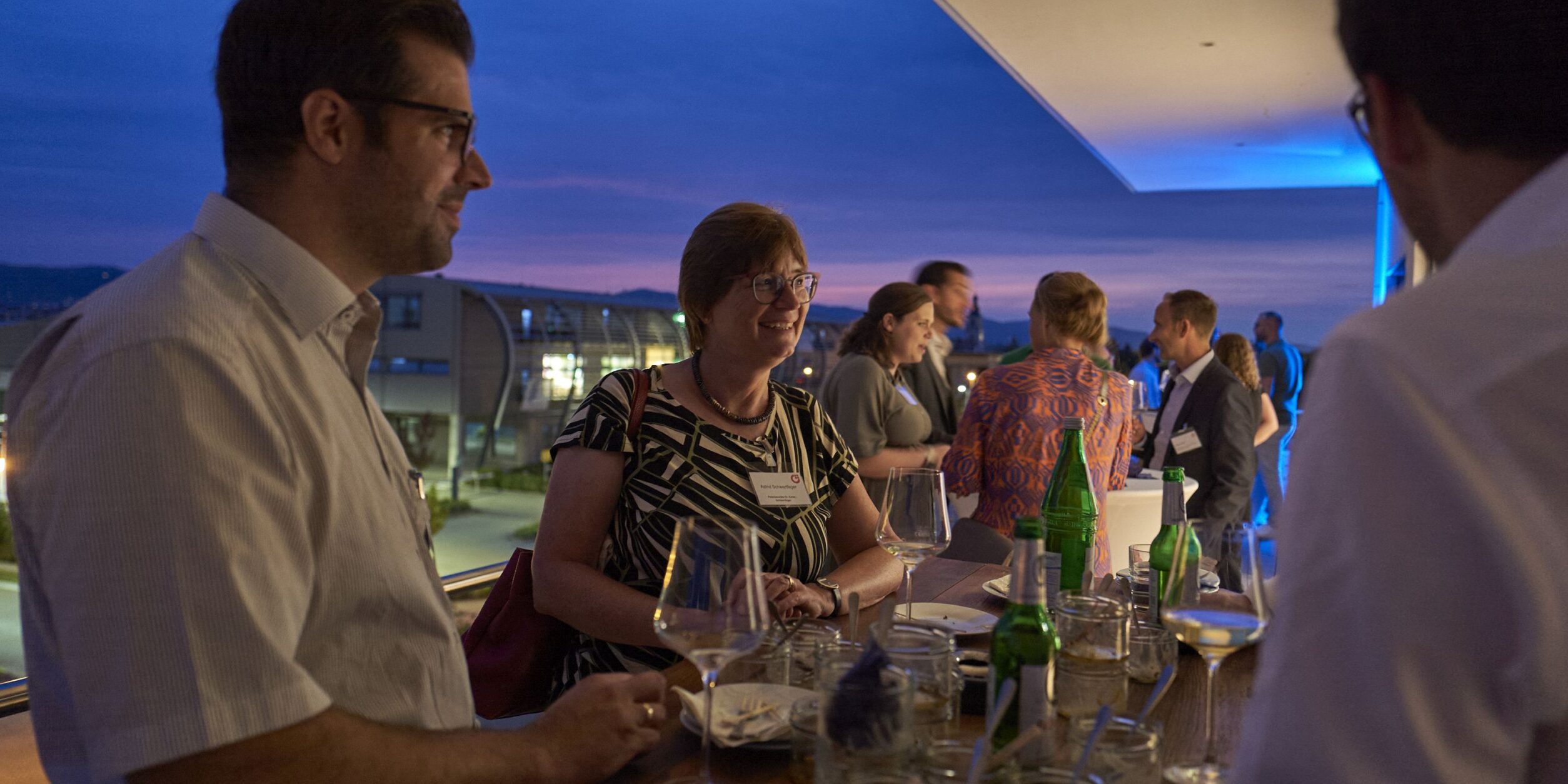 Unternehmer beim Netzwerken mit Imbiss