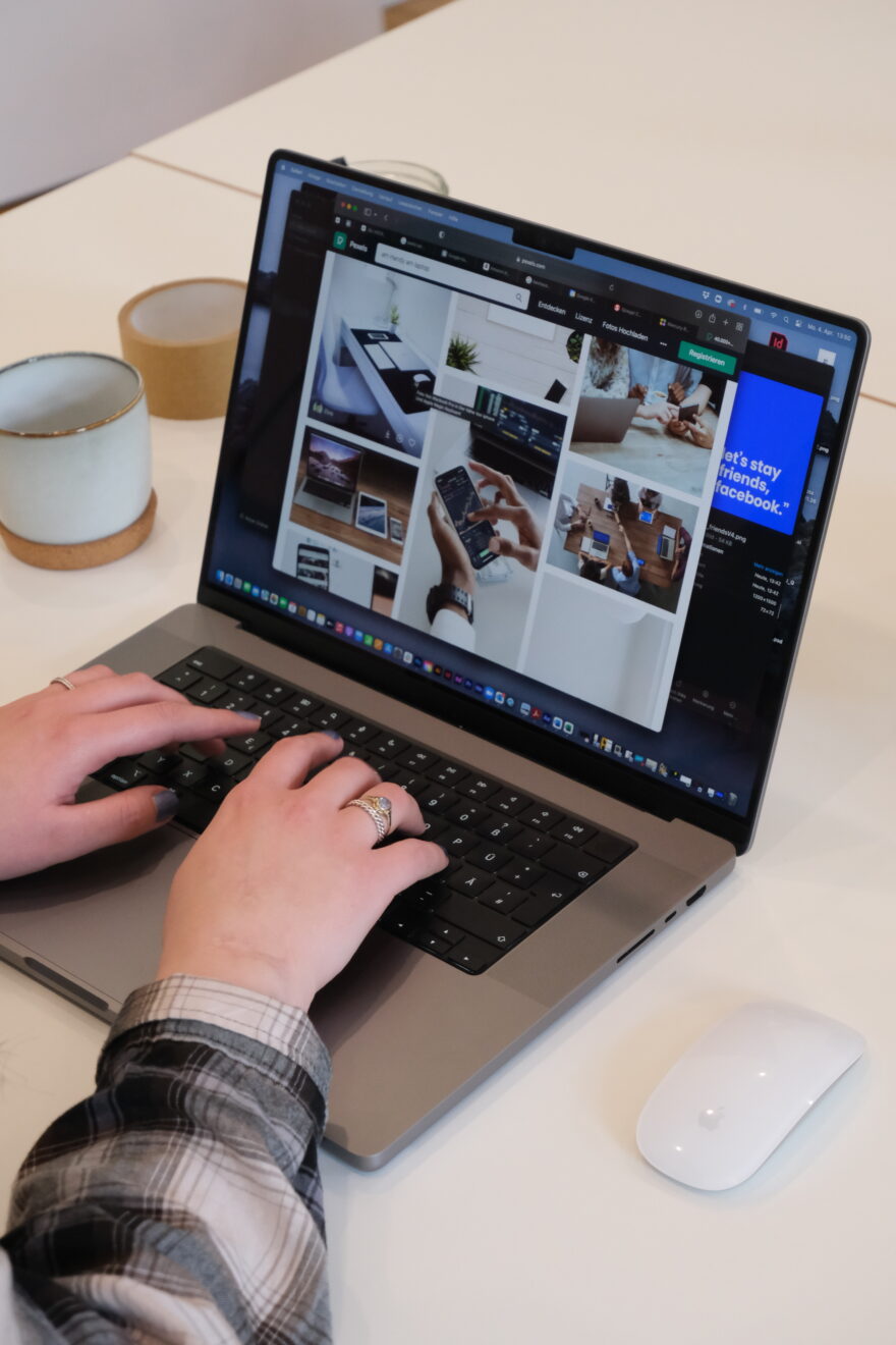 Blick auf einen Laptop Bildschirm