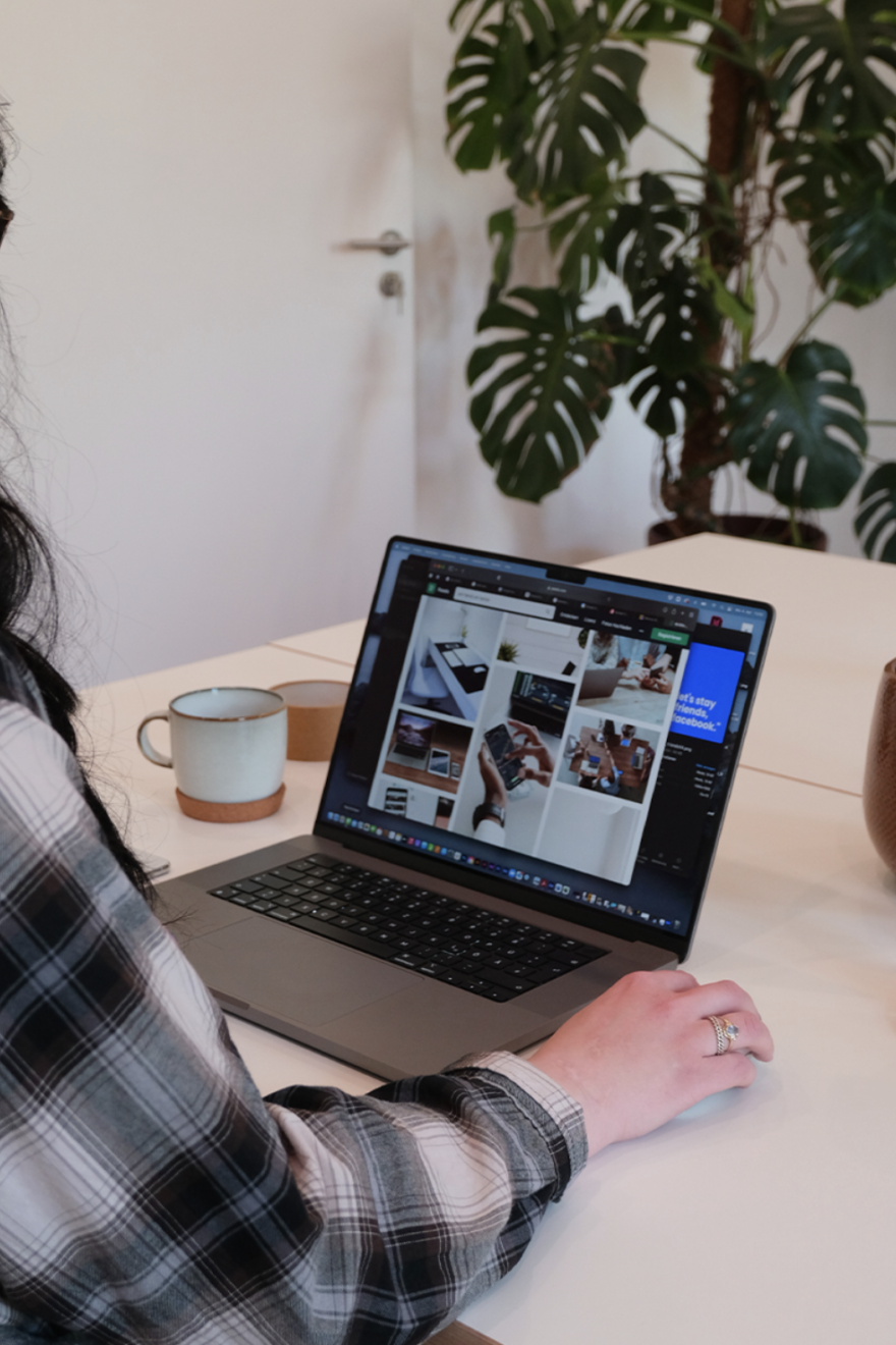 Person mit Blick in den Laptop