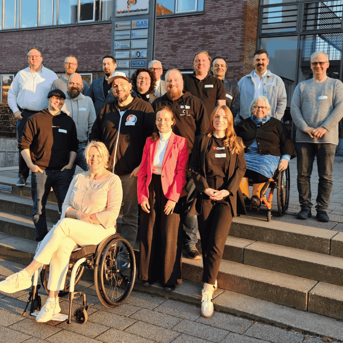 Gruppenbild der Teilnehmer am Präsenztreffen des Fachkreis Digitale Souveränität vor den Räumlichkeiten der  Eurofins INLAB GmbH in Dortmund