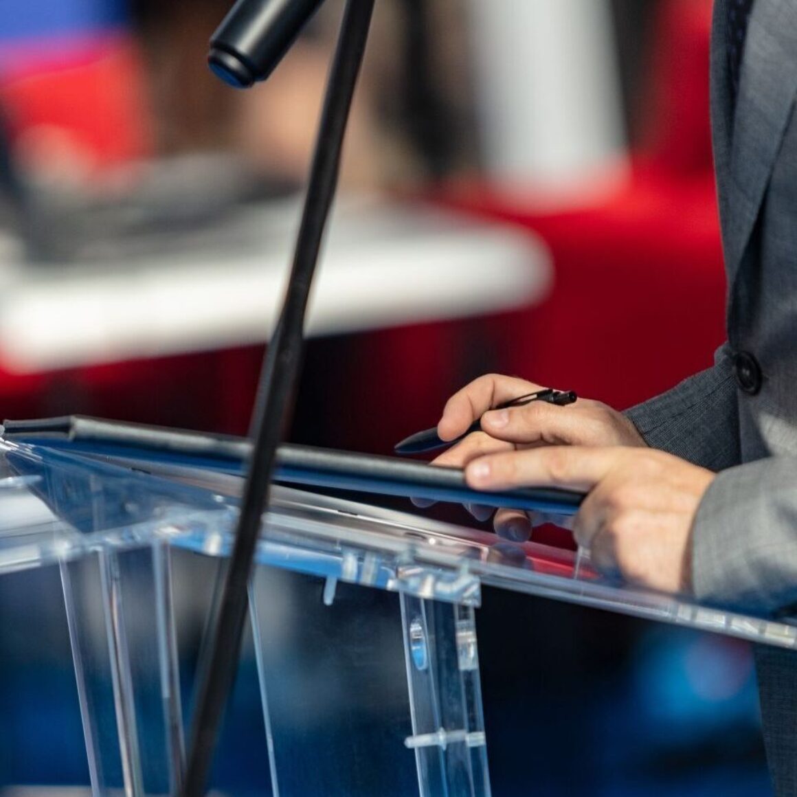 Sprecher am Podium mit Mikrofon