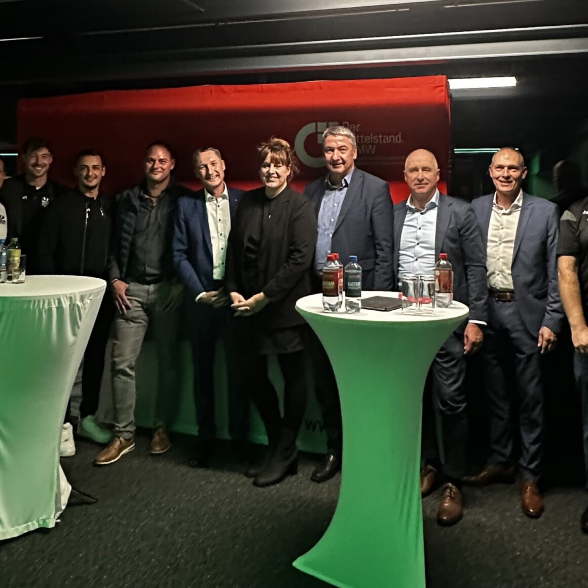 FC 08-Cheftrainer Steffen Breinlinger, FC 08-Geschäftsführer Administration Frederick Bruno, FC 08-Geschäftsführer Sport Marcel Yahyaijan, Patrick Weber (Geschäftsführer Weber Drehteile Bösingen), Volker Goerz (BVMW), Henriette Stanley (Wirtschaftsförderung Schwarzwald-Baar-Heuberg), Detlev Bührer (Bürgermeister VS), Armin Distel (Marketingvorstand FC 08), Sven Heizmann (Geschäftsführer "die Mietwäsche" Villingen)