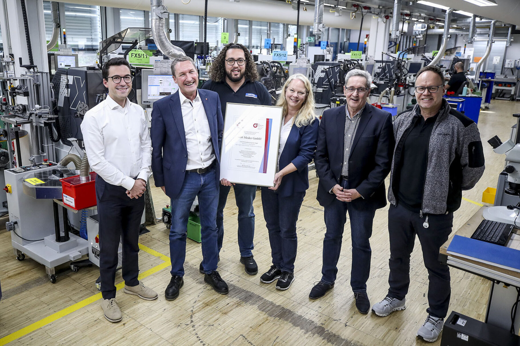 Freuen sich gemeinsam über das erfolgreiche Abschneiden: MEDER-Geschäftsführer, Moritz Möhlenkamp (von links), Volker Goerz (BVMW), MEDER-Betriebsratsvorsitzender Keysan Burak, MEDER-Personalleiterin Katharina Gärtner, Auditor Hugo Frey und MEDER-Geschäftsführer Magnus Mauch.