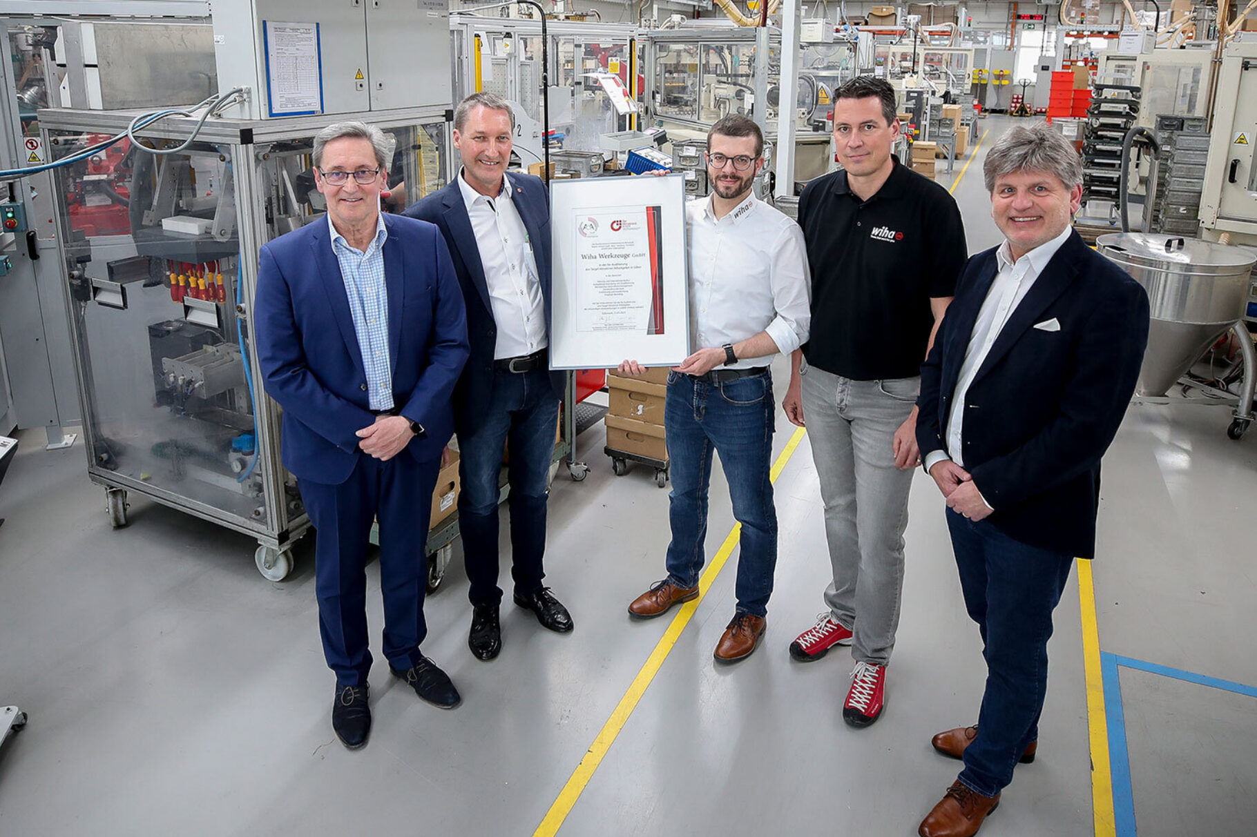 Auditor Hugo Frey, Volker Goerz (BVMW), Wiha-Geschäftsführer Wilhelm Hahn, Wiha-Personalleiter Christian Böhm und Klaus Zeiler (BVMW) freuen sich über das erfolgreiche Abschneiden der Wiha Werkzeuge GmbH beim Siegel „Attraktiver Arbeitgeber“.