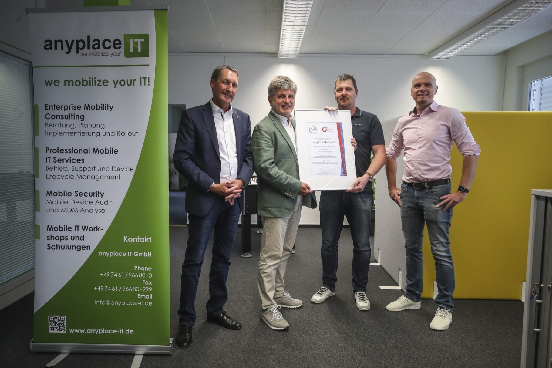 Aus den Händen von Volker Goerz (von links, BVMW-Beauftragter Rottweil und Schwarzwald-Baar-Kreis) und Klaus Zeiler (Leiter des BVMW-Kreisverbandes Konstanz und Tuttlingen) erhalten bei der anyplace IT GmbH Geschäftsführer Rainer Röckle und der technische Leiter Paul Jamros das Zertifikat „Attraktiver Arbeitgeber“.
