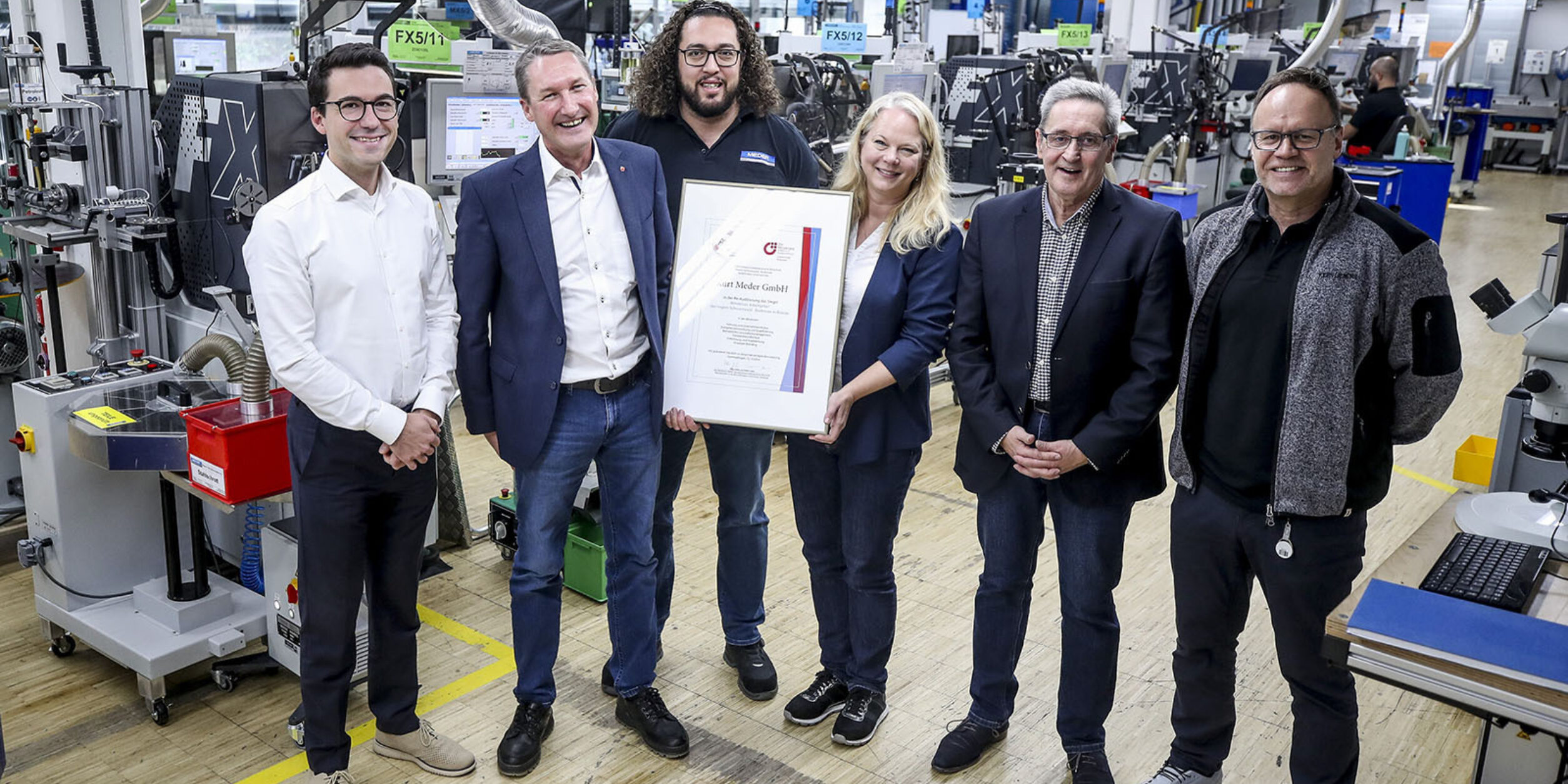 Freuen sich gemeinsam über das erfolgreiche Abschneiden: MEDER-Geschäftsführer, Moritz Möhlenkamp (von links), Volker Goerz (BVMW), MEDER-Betriebsratsvorsitzender Keysan Burak, MEDER-Personalleiterin Katharina Gärtner, Auditor Hugo Frey und MEDER-Geschäftsführer Magnus Mauch.
