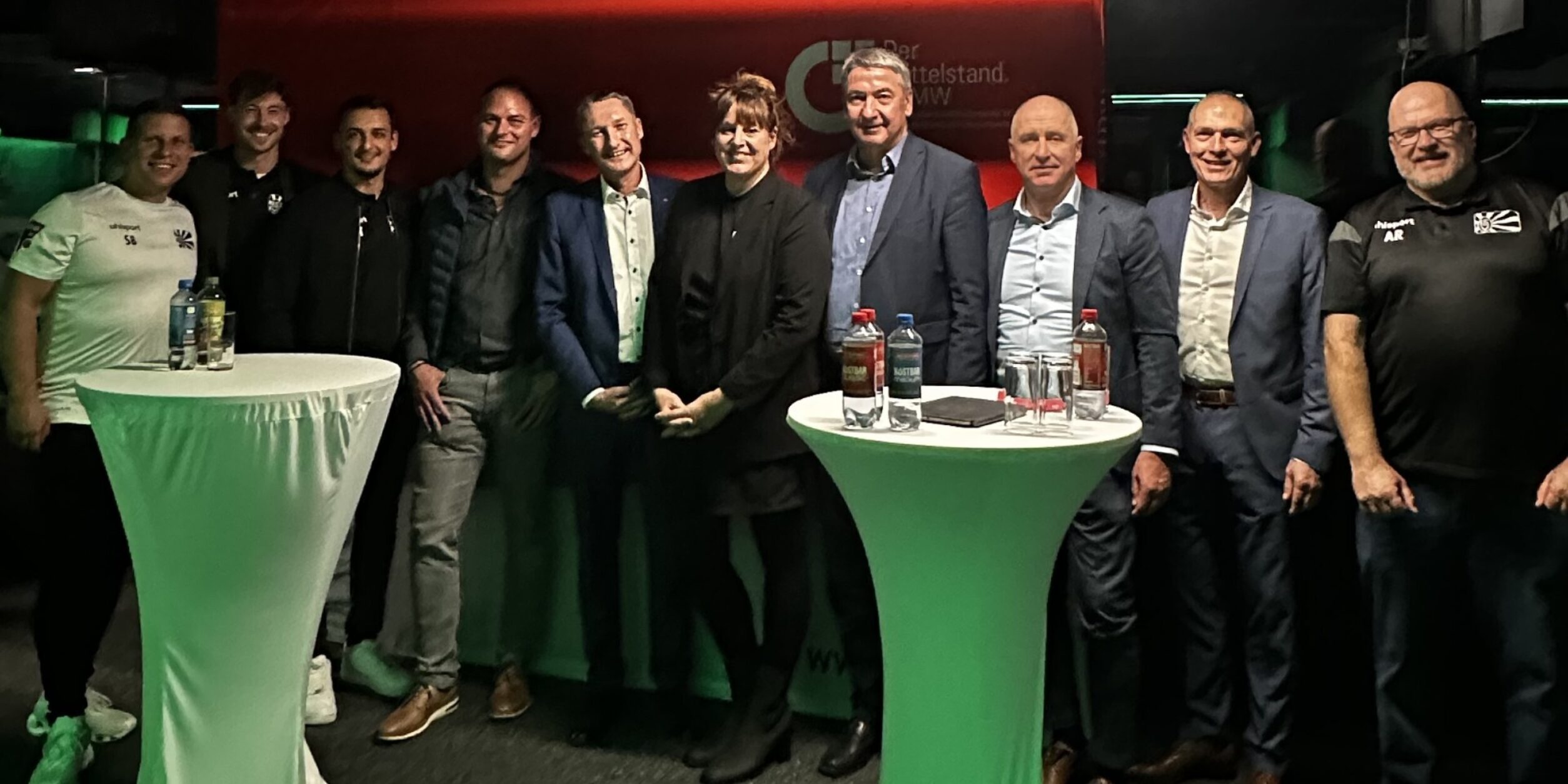 FC 08-Cheftrainer Steffen Breinlinger, FC 08-Geschäftsführer Administration Frederick Bruno, FC 08-Geschäftsführer Sport Marcel Yahyaijan, Patrick Weber (Geschäftsführer Weber Drehteile Bösingen), Volker Goerz (BVMW), Henriette Stanley (Wirtschaftsförderung Schwarzwald-Baar-Heuberg), Detlev Bührer (Bürgermeister VS), Armin Distel (Marketingvorstand FC 08), Sven Heizmann (Geschäftsführer "die Mietwäsche" Villingen)