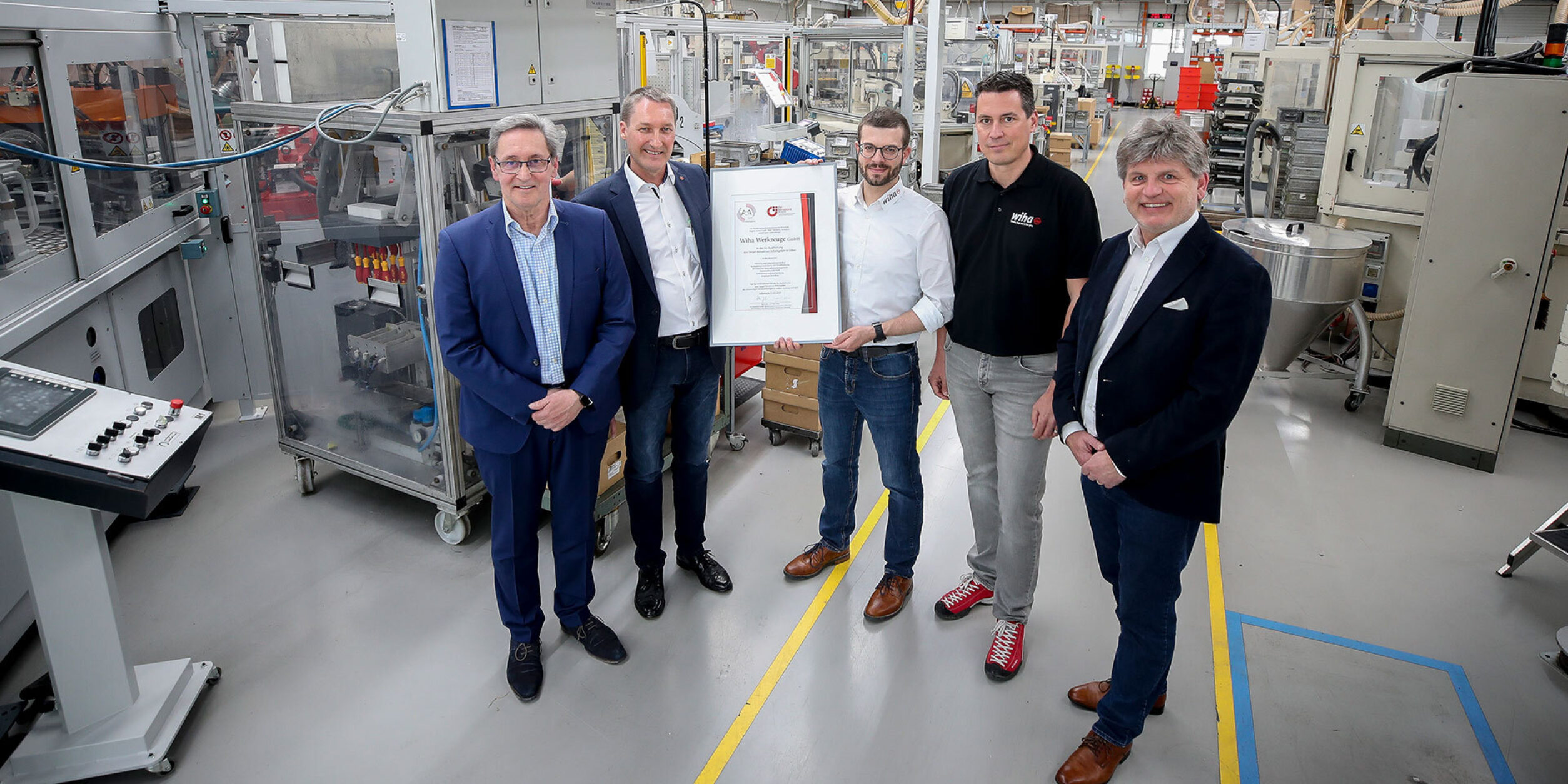 Auditor Hugo Frey, Volker Goerz (BVMW), Wiha-Geschäftsführer Wilhelm Hahn, Wiha-Personalleiter Christian Böhm und Klaus Zeiler (BVMW) freuen sich über das erfolgreiche Abschneiden der Wiha Werkzeuge GmbH beim Siegel „Attraktiver Arbeitgeber“.