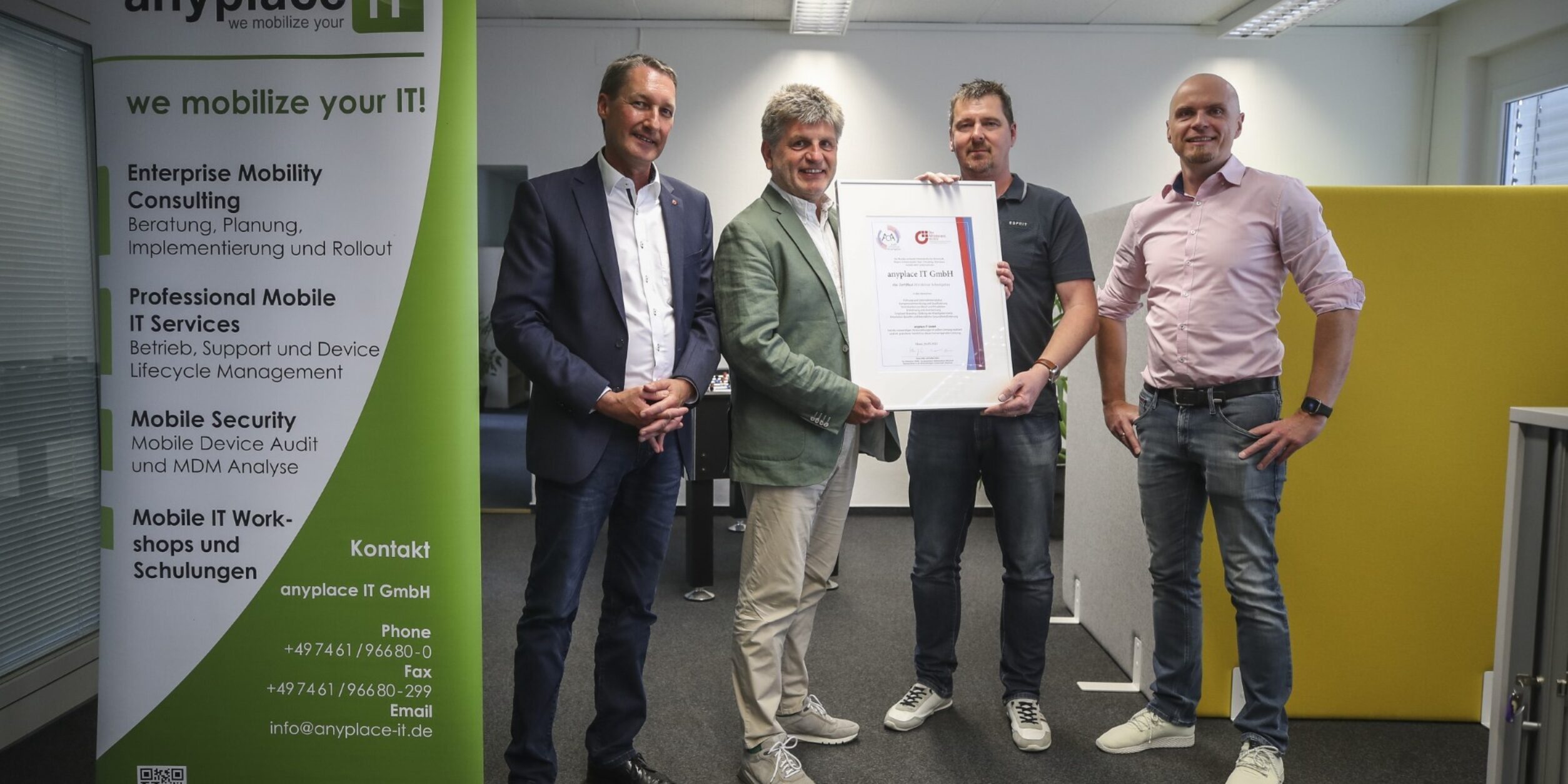 Aus den Händen von Volker Goerz (von links, BVMW-Beauftragter Rottweil und Schwarzwald-Baar-Kreis) und Klaus Zeiler (Leiter des BVMW-Kreisverbandes Konstanz und Tuttlingen) erhalten bei der anyplace IT GmbH Geschäftsführer Rainer Röckle und der technische Leiter Paul Jamros das Zertifikat „Attraktiver Arbeitgeber“.