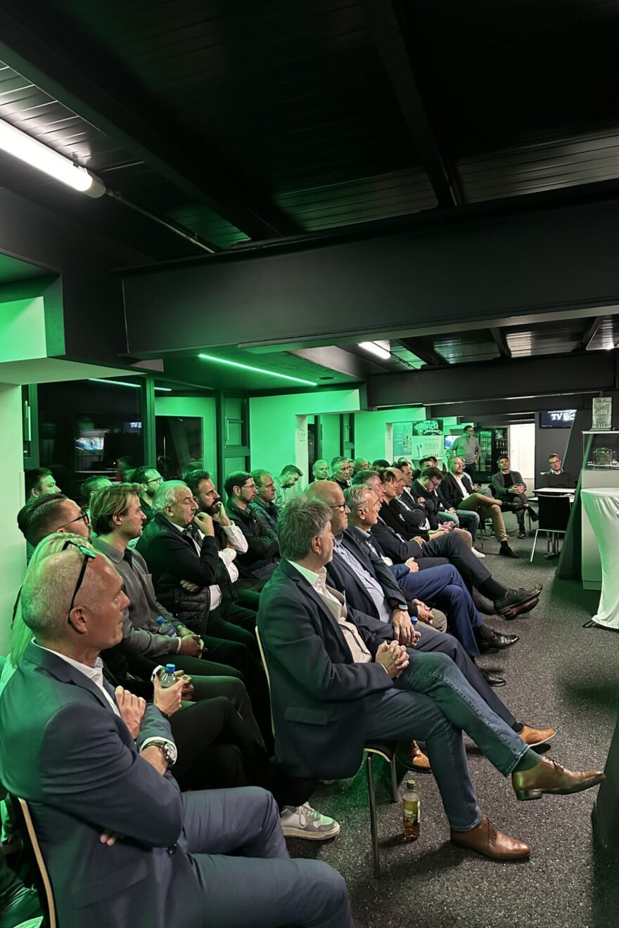 Zuschauer der Podiumsdiskussion beim Unternehmerabend in der TR Electronic-Lounge