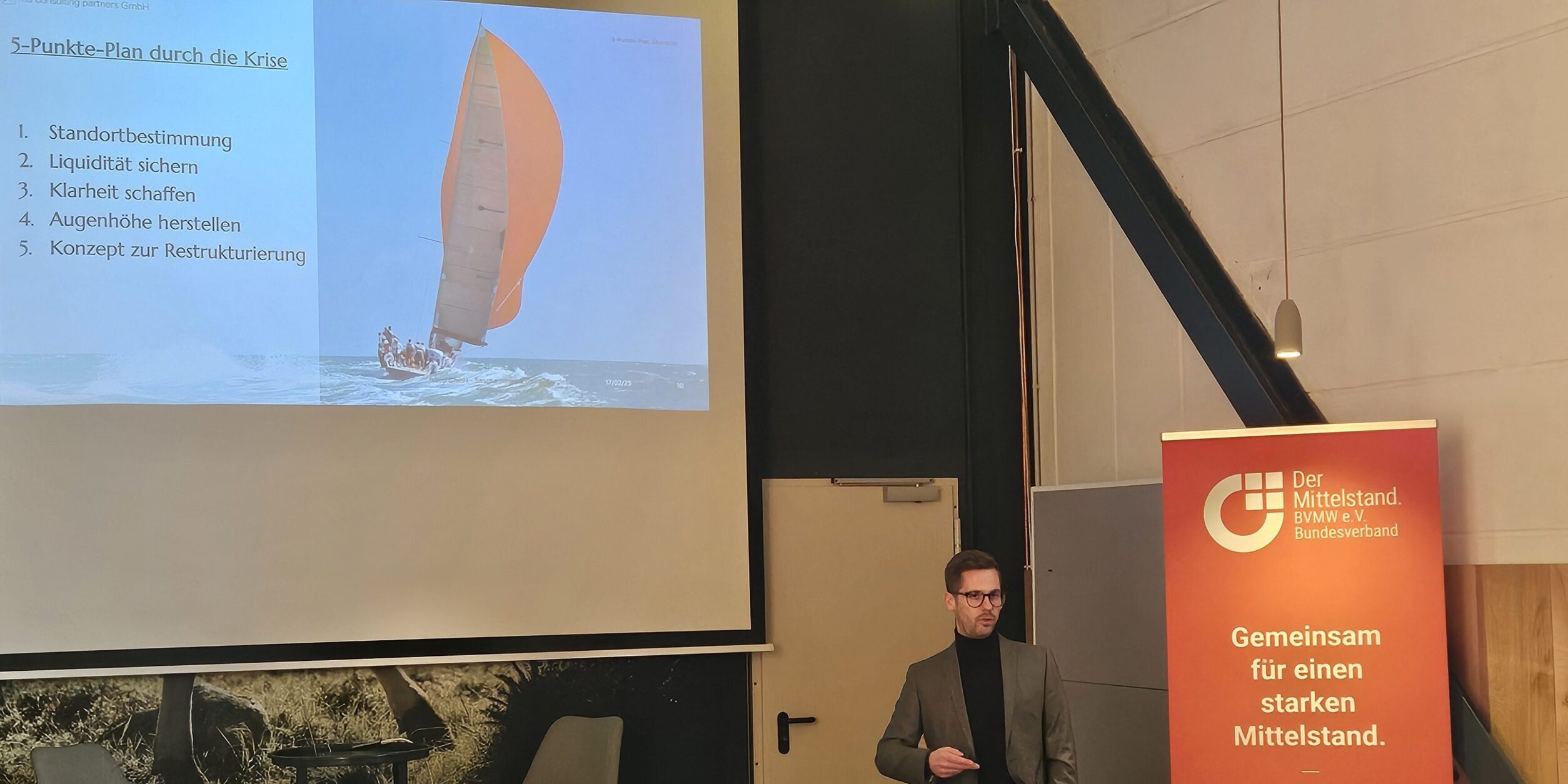Daniel Sorgler präsentiert praxisnahe Strategien zur Krisenbewältigung und zeigt auf, wie Unternehmen sich optimal vorbereiten können.