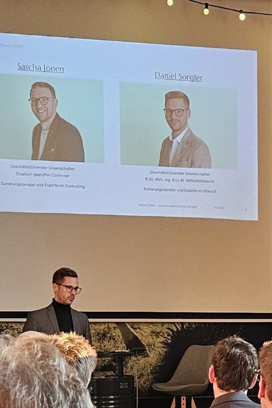 Der Konferenzraum im OFFICE & FRIENDS ist gut gefüllt, die Teilnehmenden folgen gespannt den Vorträgen und Impulsen der Expert:innen.