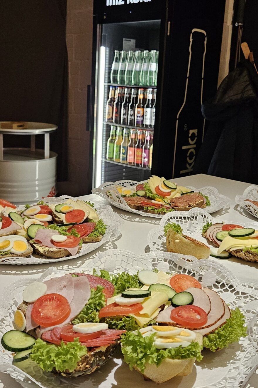 Belegte Brötchen – Eine Auswahl frisch zubereiteter belegter Brötchen mit verschiedenen Zutaten.