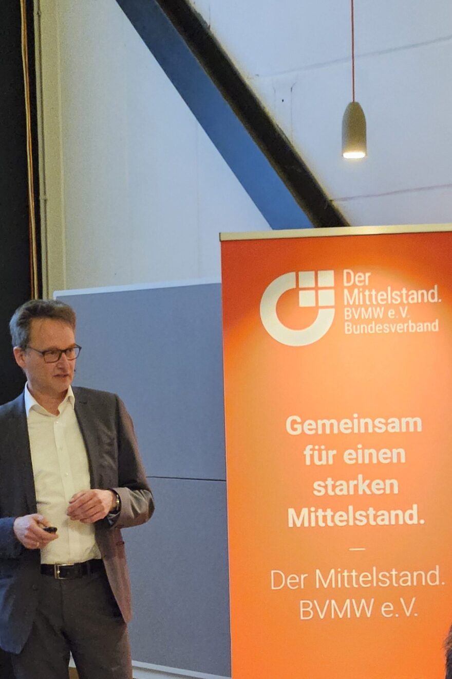 Liquiditätsmanagement im Fokus – Karsten Gödde erläutert konkrete Maßnahmen zur Liquiditätssicherung, darunter alternative Finanzierungsmodelle wie Factoring und Crowdfunding.
