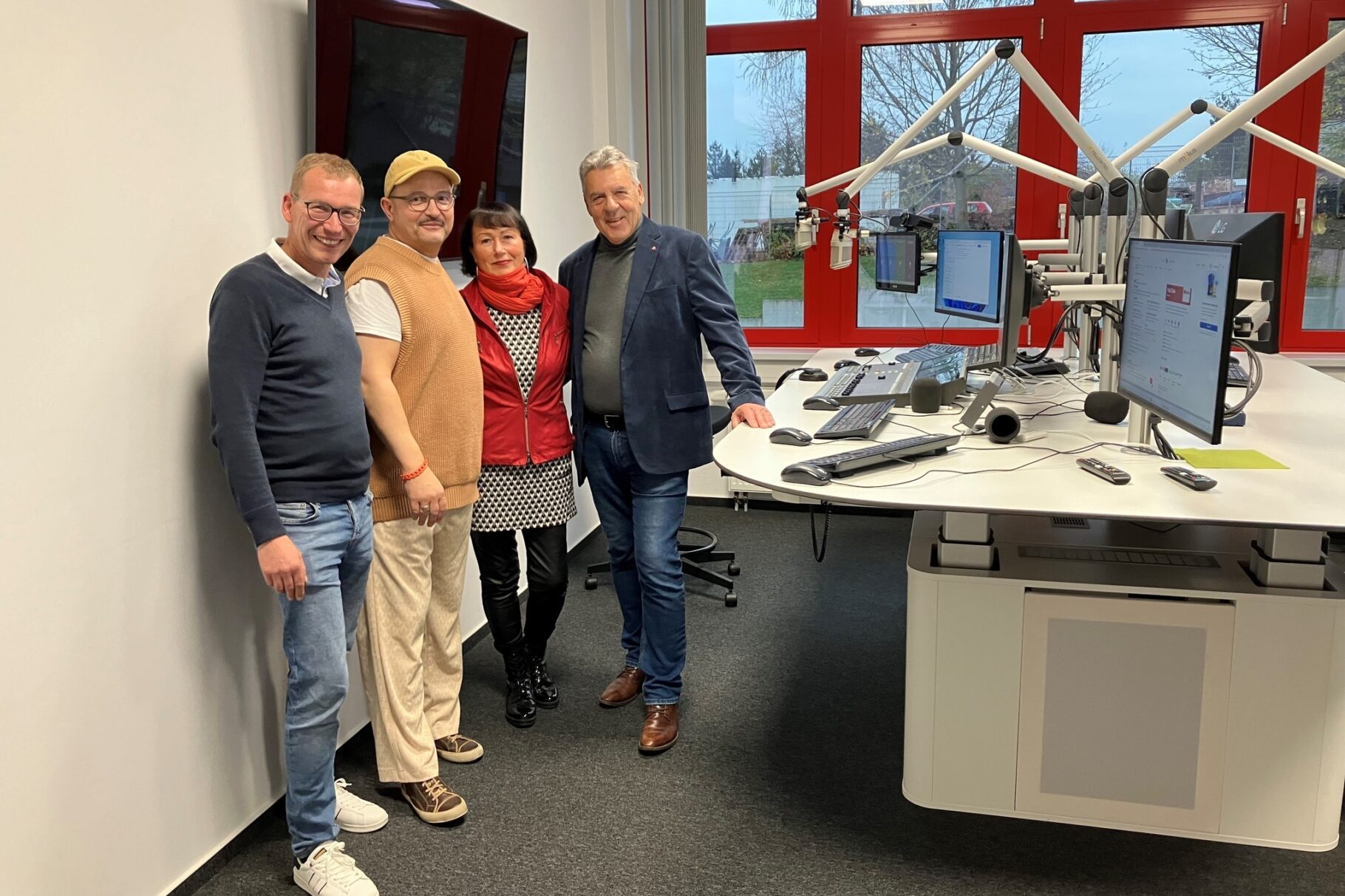 v.l. Daniel Romankiewicz (Key Account Manager) und Thomas Wetzel (Creative Producer) von ANTENNE THÜRINGEN, Kerstin Götze-Eismann und Otto Eismann vom BVMW Gotha im Aufnahme-Studio