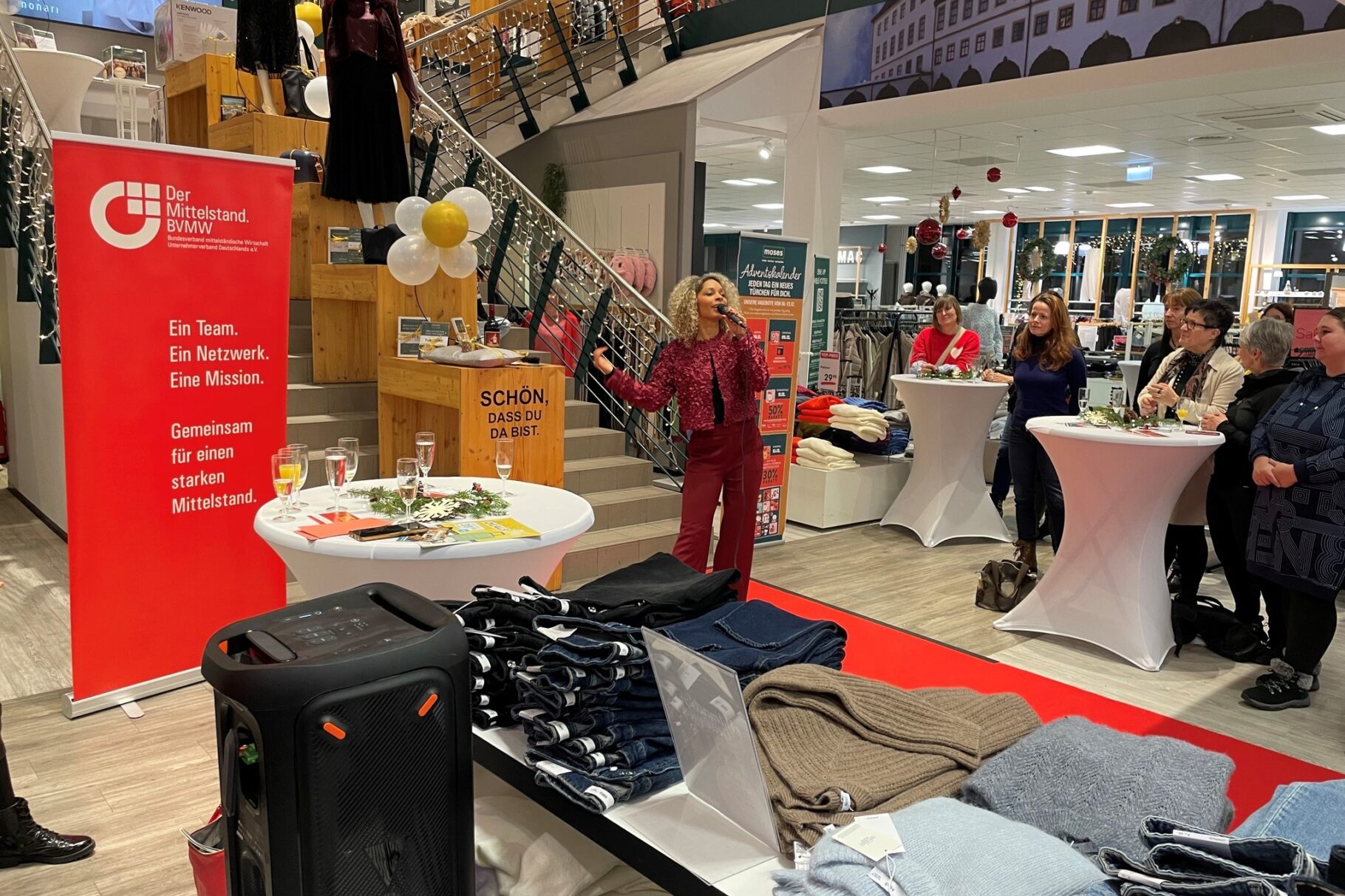 Super Stimme auch bei musikalischen Darbietungen der Moderatorin NIA FRANCESCA aus Ilmenau