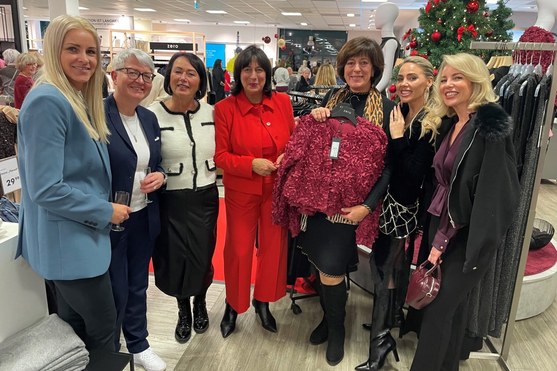 v.l. Denis Hindorf Deutsche Bank Gotha; Wenke Trübenbach Deutsche Bank Gotha; Kerstin Götze-Eismann BVMW Gotha; Marion Walsmann Mitglied Europäisches Parlament; Edda Preuß Gotha; Jasmin Windisch Love Rose Cosmetics Gotha; Luise Grebbin Love Rose Cosmetics Gotha