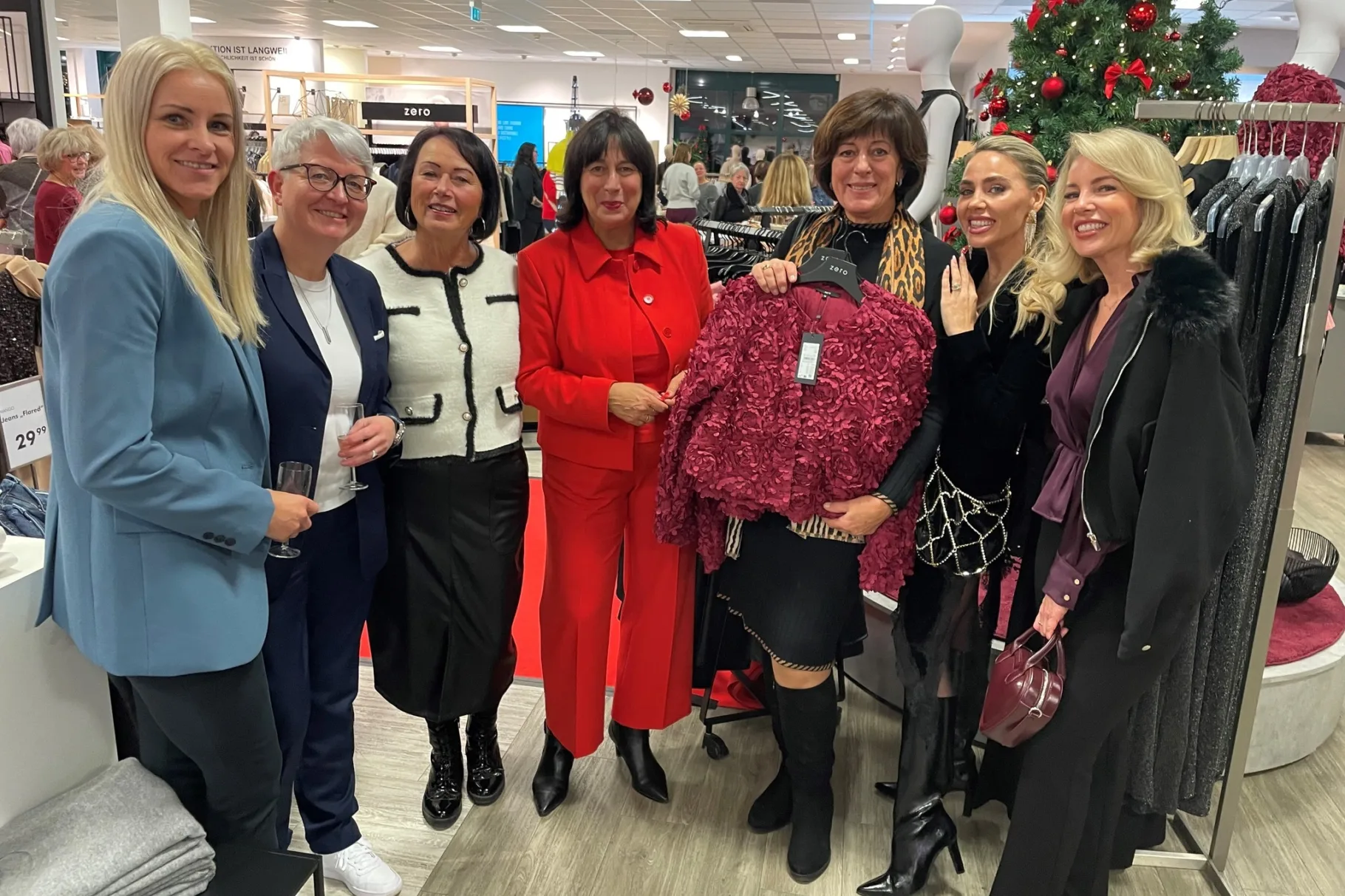 v.l. Denis Hindorf Deutsche Bank Gotha; Wenke Trübenbach Deutsche Bank Gotha; Kerstin Götze-Eismann BVMW Gotha; Marion Walsmann Mitglied Europäisches Parlament; Edda Preuß Gotha; Jasmin Windisch Love Rose Cosmetics Gotha; Luise Grebbin Love Rose Cosmetics Gotha