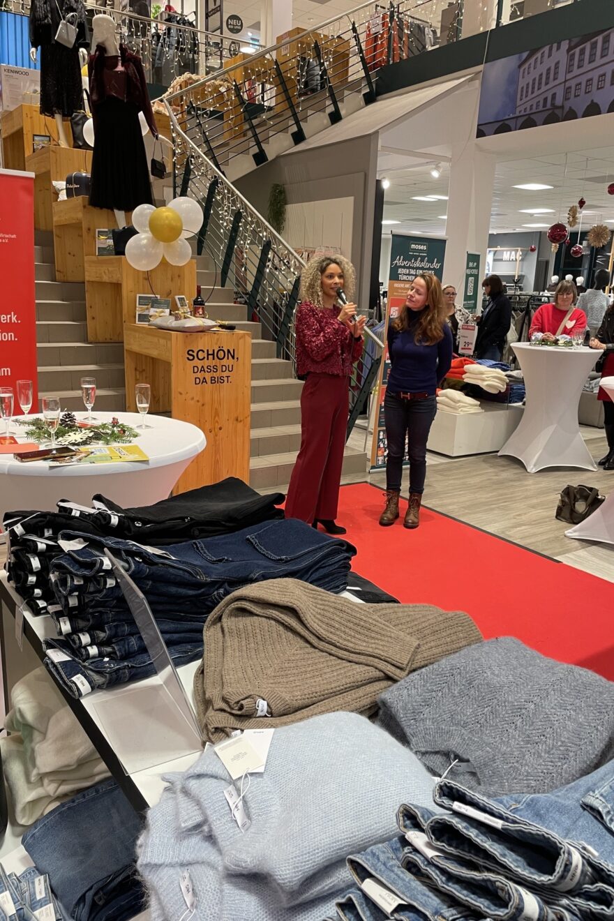 Moderatorin der Modenschau Nia Francesca im Gespräch mit Dr. Jana Beez BVMW Schmalkalden-Meiningen