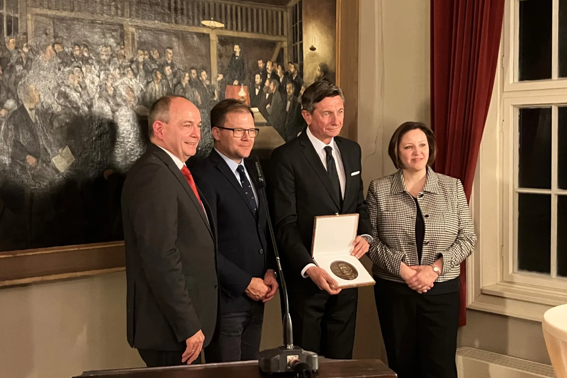 v.l. Oberbürgermeister Stadt Gotha Knut Kreuch; Staatsminister beim Bundeskanzler und Beauftragter der Bundesregierung für Ostdeutschland Carsten Schneider MdB; Staatspräsident a.D. Republik Slowenien Borut Pahor; Botschafterin Republik Slowenien in Deutschland Dr. Ana Polak Petric;