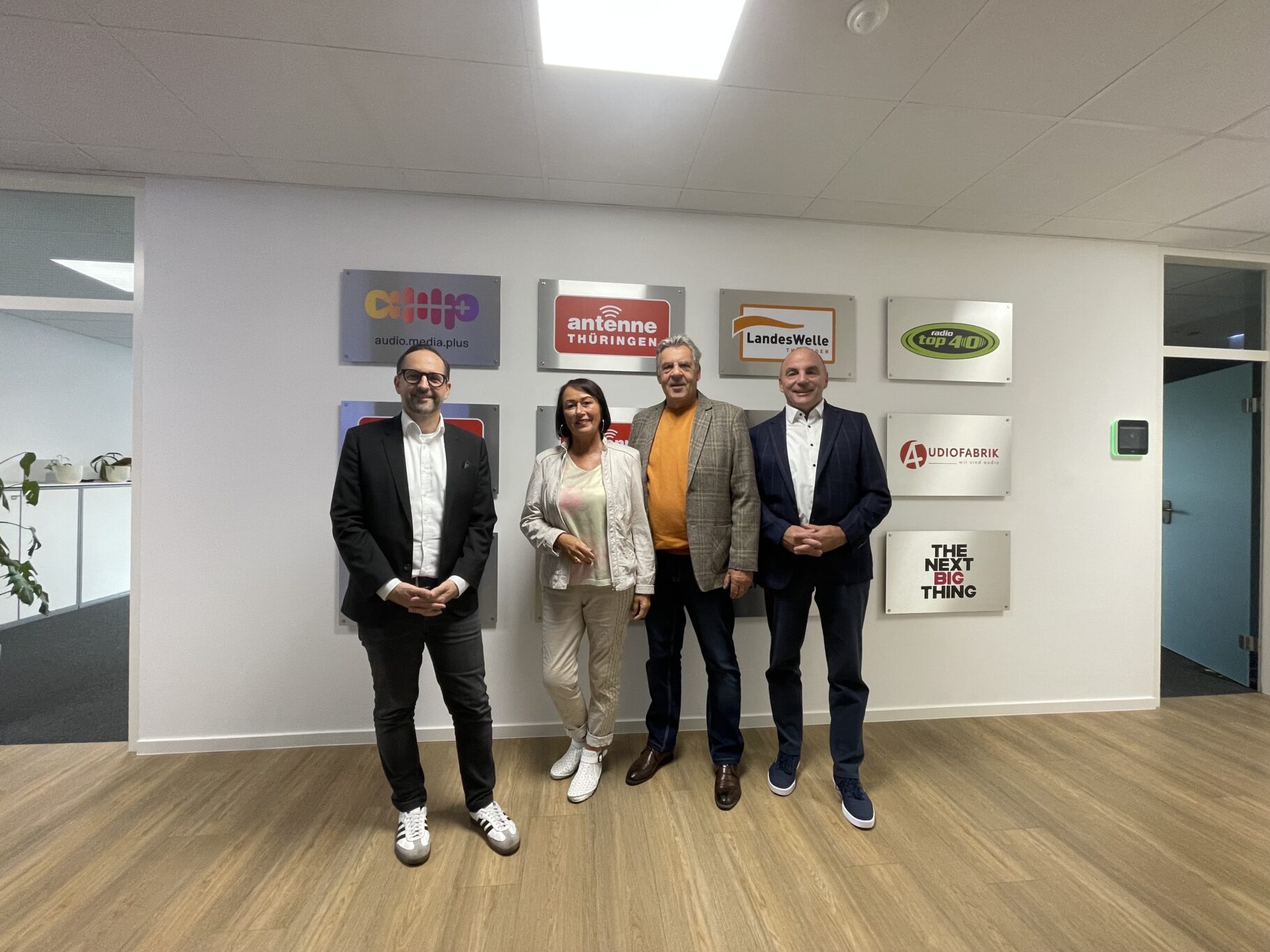 Von links nach rechts:
Christian Berthold - Geschäftsführer ANTENNE THÜRINGEN GmbH & Co. KG | Kerstin Götze-Eismann - Beauftragte im Ehrenamt ‒ Thüringen | Otto Eismann - Leiter des Kreisverbandes ‒ Gotha | Ringo Siemon - Leiter der Wirtschaftsregion ‒ Thüringen West