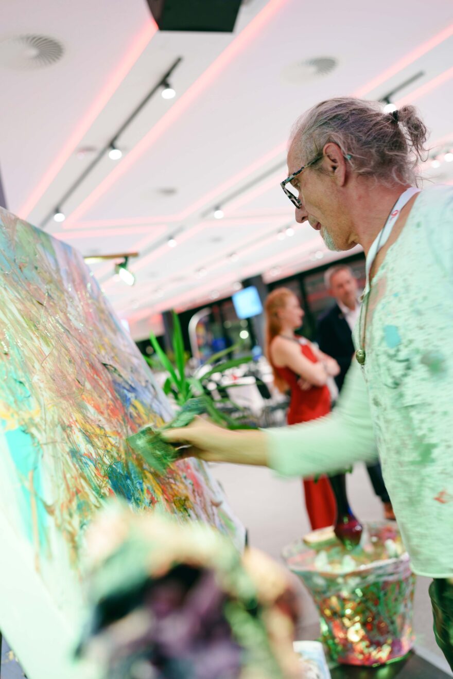 Künstler Timo Hober bei der Arbeit 02