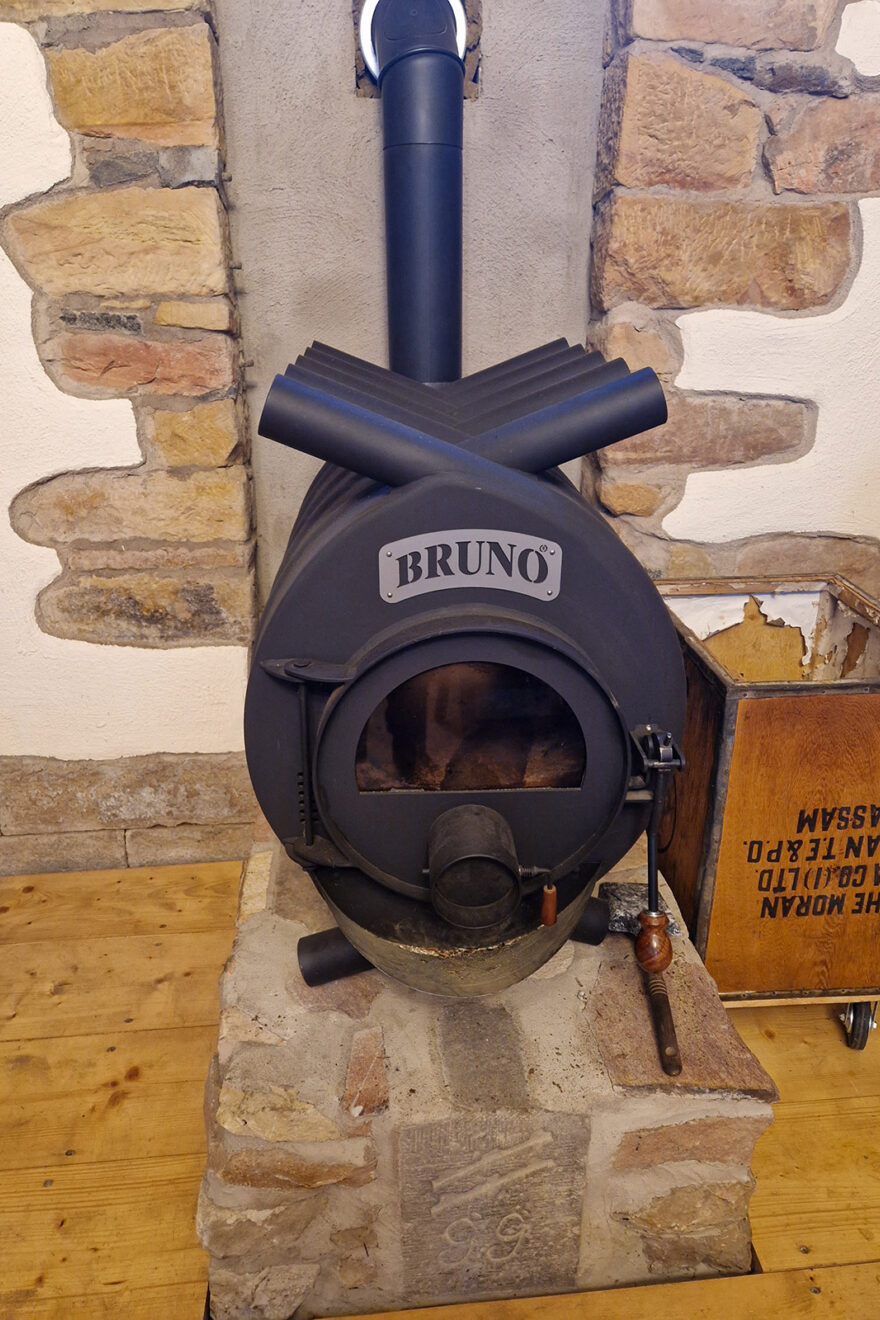 Bruno steht in der Festscheune des Auenlandhofs und sorgt an kalten Tagen für kuschlig-warme Atmosphäre