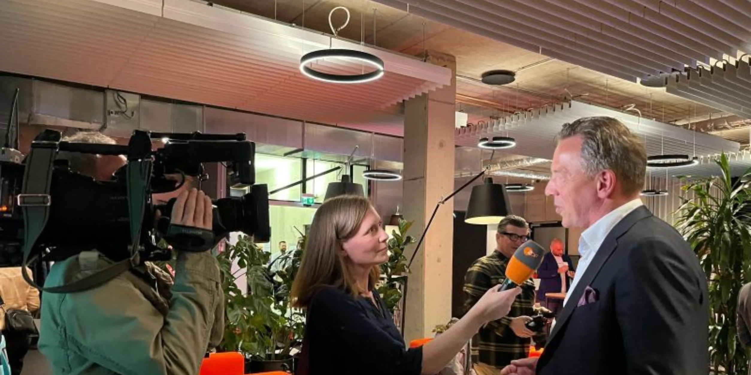 Frau mit Mann im Interview